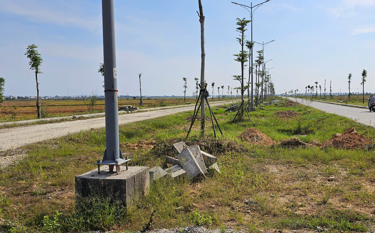 Tuyến đường 5km ở Huế thi công 7 năm chưa xong: Nhà thầu cam kết về đích trước 30/7- Ảnh 14. Tuyến đường 5km ở Huế thi công 7 năm chưa xong: Nhà thầu cam kết về đích trước 30/7- Ảnh 14.