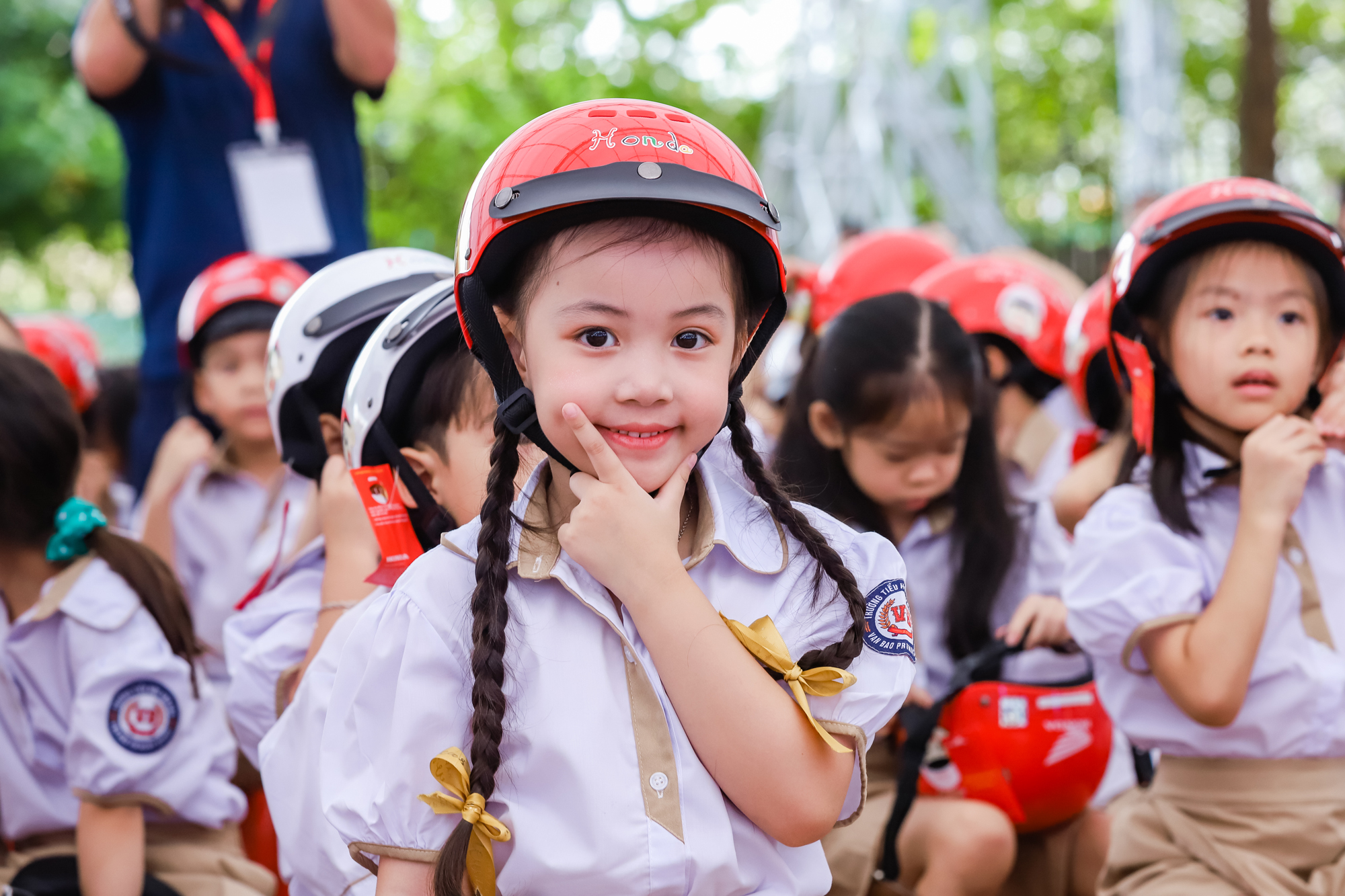 Đội mũ đạt chuẩn để đường đến trường an toàn hơn- Ảnh 1. Đội mũ đạt chuẩn để đường đến trường an toàn hơn- Ảnh 1.