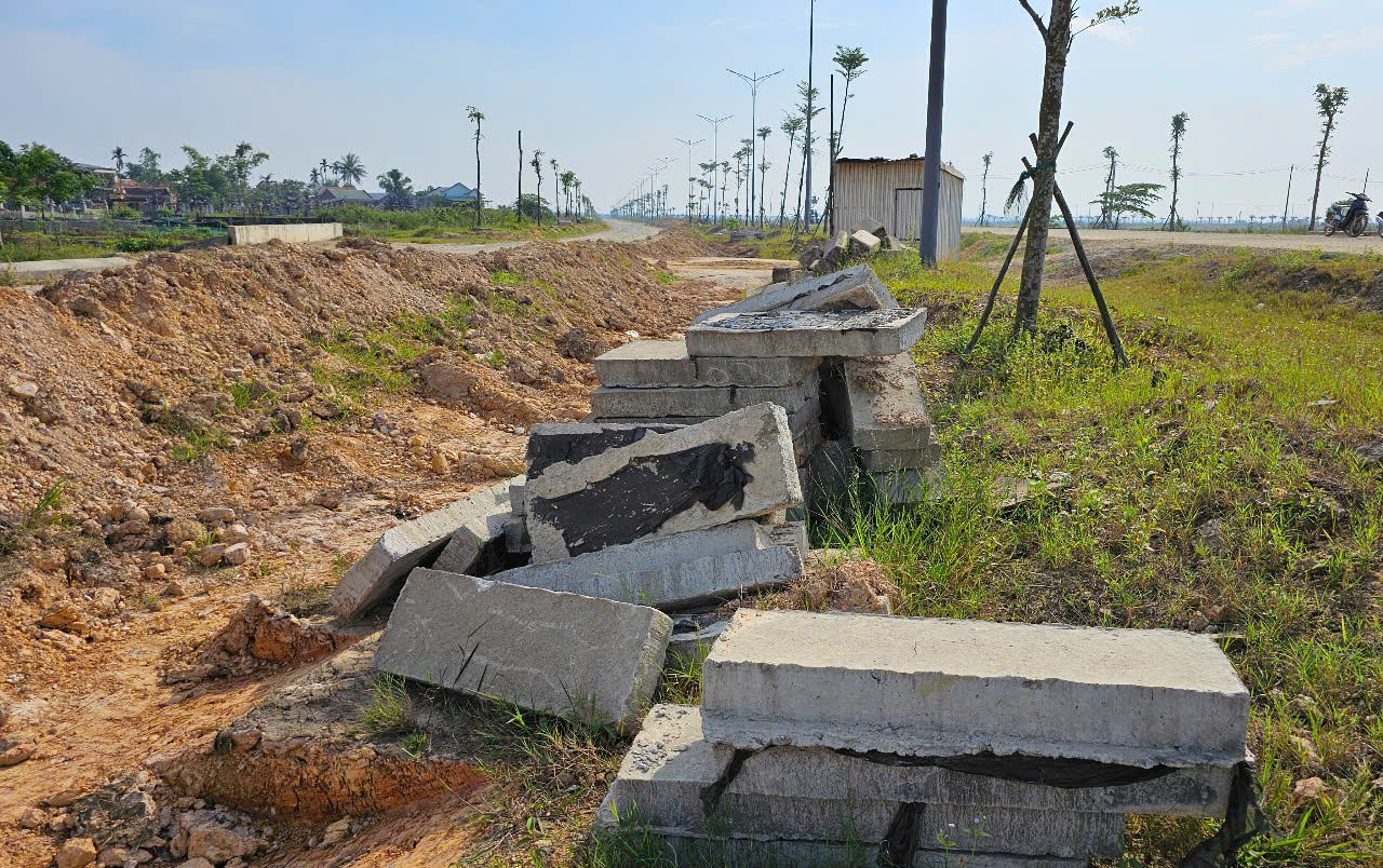 Tuyến đường 5km ở Huế thi công 7 năm chưa xong: Nhà thầu cam kết về đích trước 30/7- Ảnh 15. Tuyến đường 5km ở Huế thi công 7 năm chưa xong: Nhà thầu cam kết về đích trước 30/7- Ảnh 15.