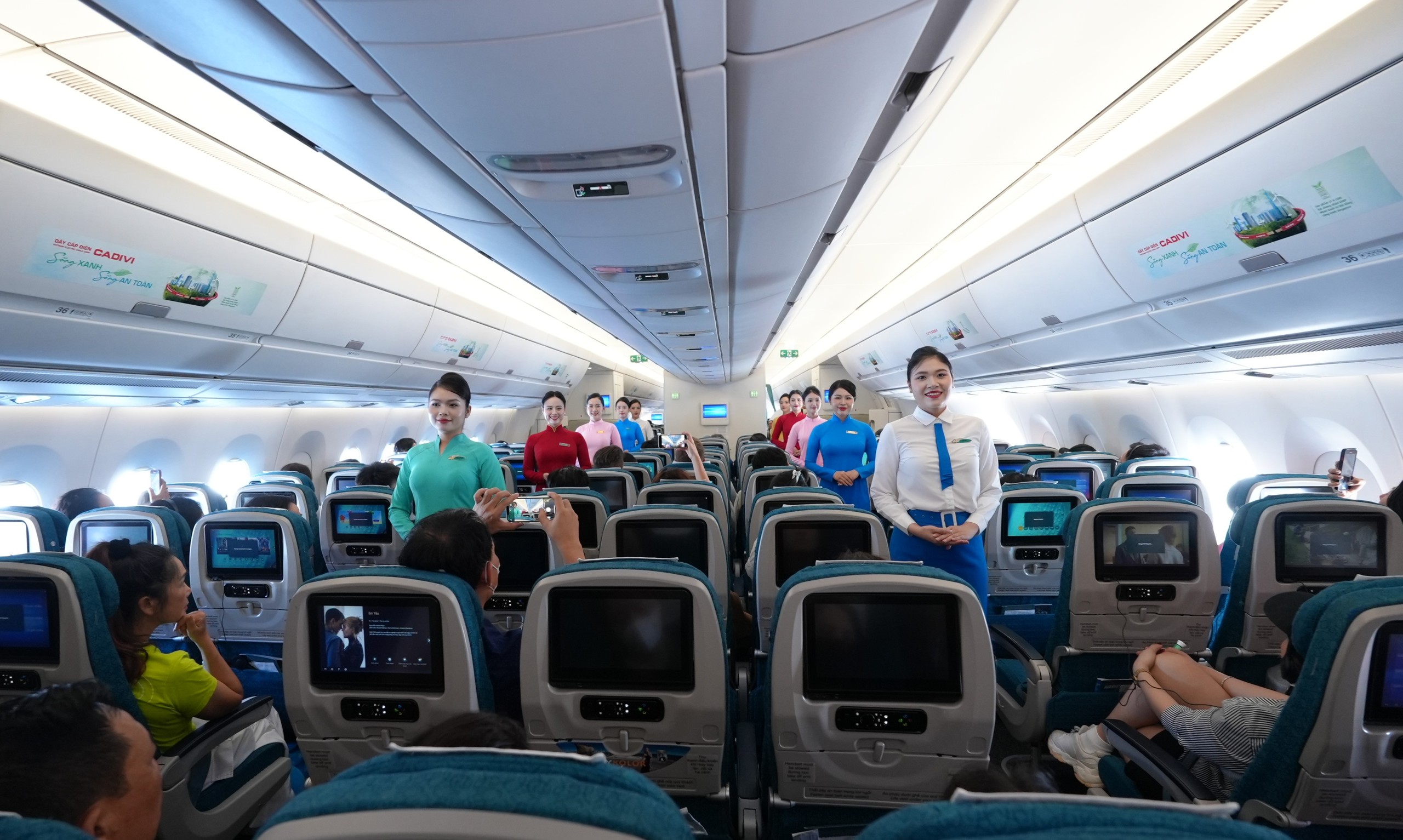 Vietnam Airlines tái hiện lịch sử đồng phục tiếp viên trên những chuyến bay đặc biệt- Ảnh 1. Vietnam Airlines tái hiện lịch sử đồng phục tiếp viên trên những chuyến bay đặc biệt- Ảnh 1.