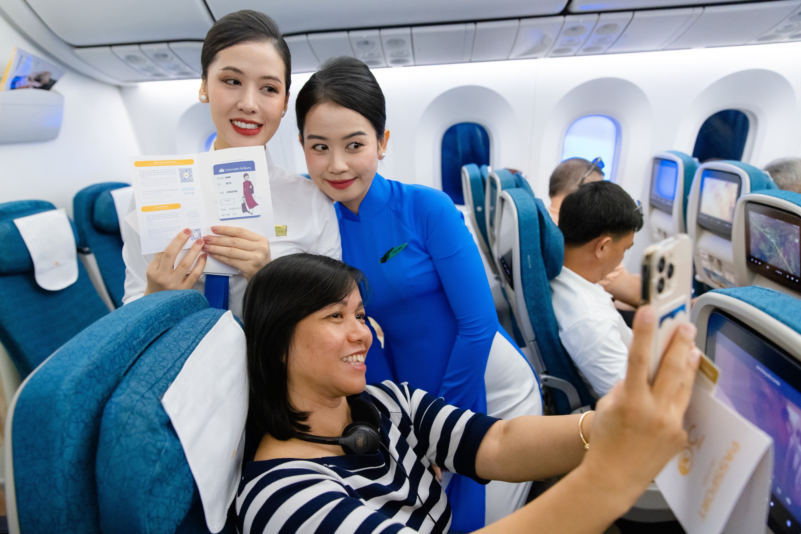 Vietnam Airlines tái hiện lịch sử đồng phục tiếp viên trên những chuyến bay đặc biệt- Ảnh 10. Vietnam Airlines tái hiện lịch sử đồng phục tiếp viên trên những chuyến bay đặc biệt- Ảnh 10.