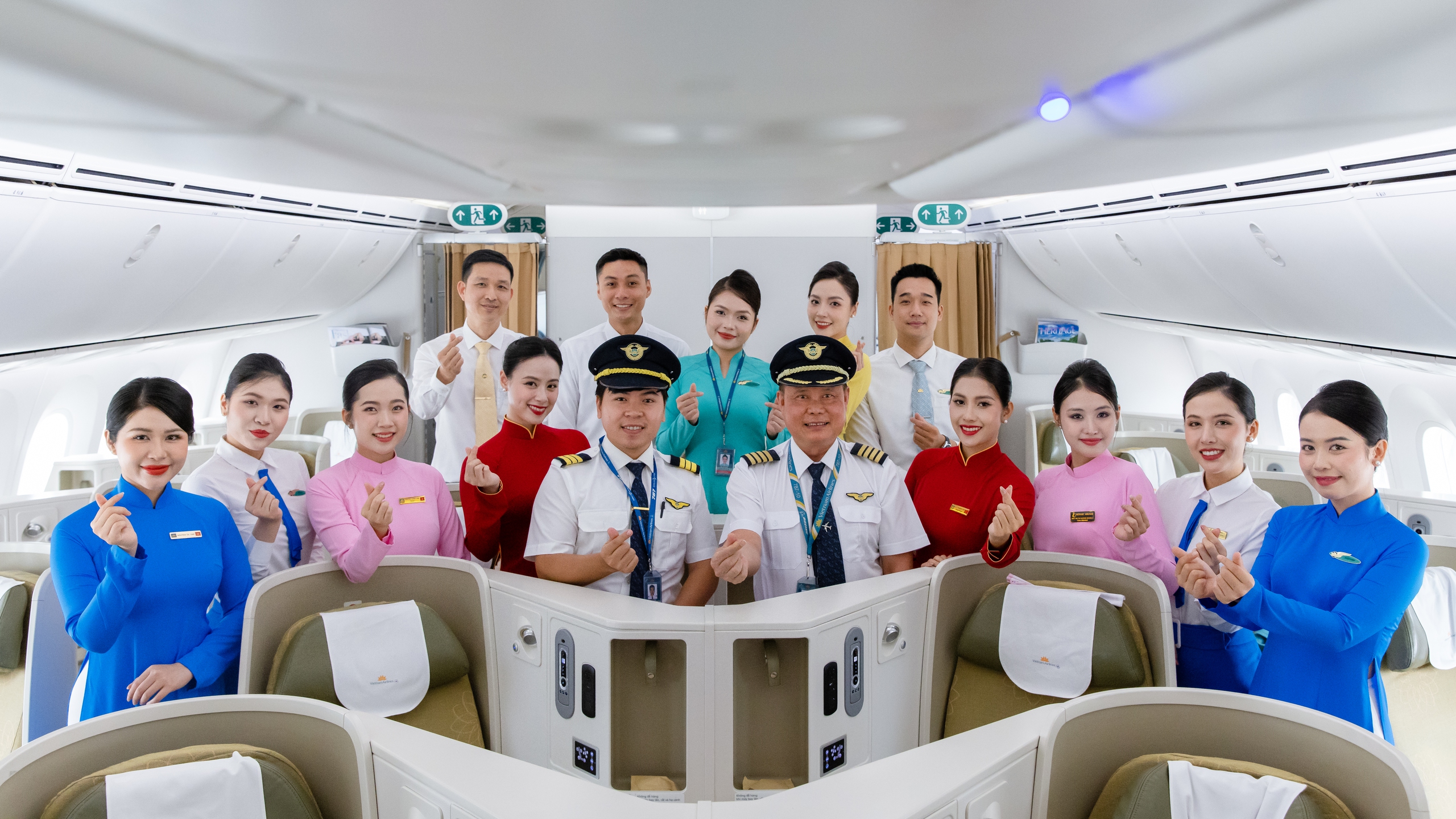 Vietnam Airlines tái hiện lịch sử đồng phục tiếp viên trên những chuyến bay đặc biệt- Ảnh 11. Vietnam Airlines tái hiện lịch sử đồng phục tiếp viên trên những chuyến bay đặc biệt- Ảnh 11.
