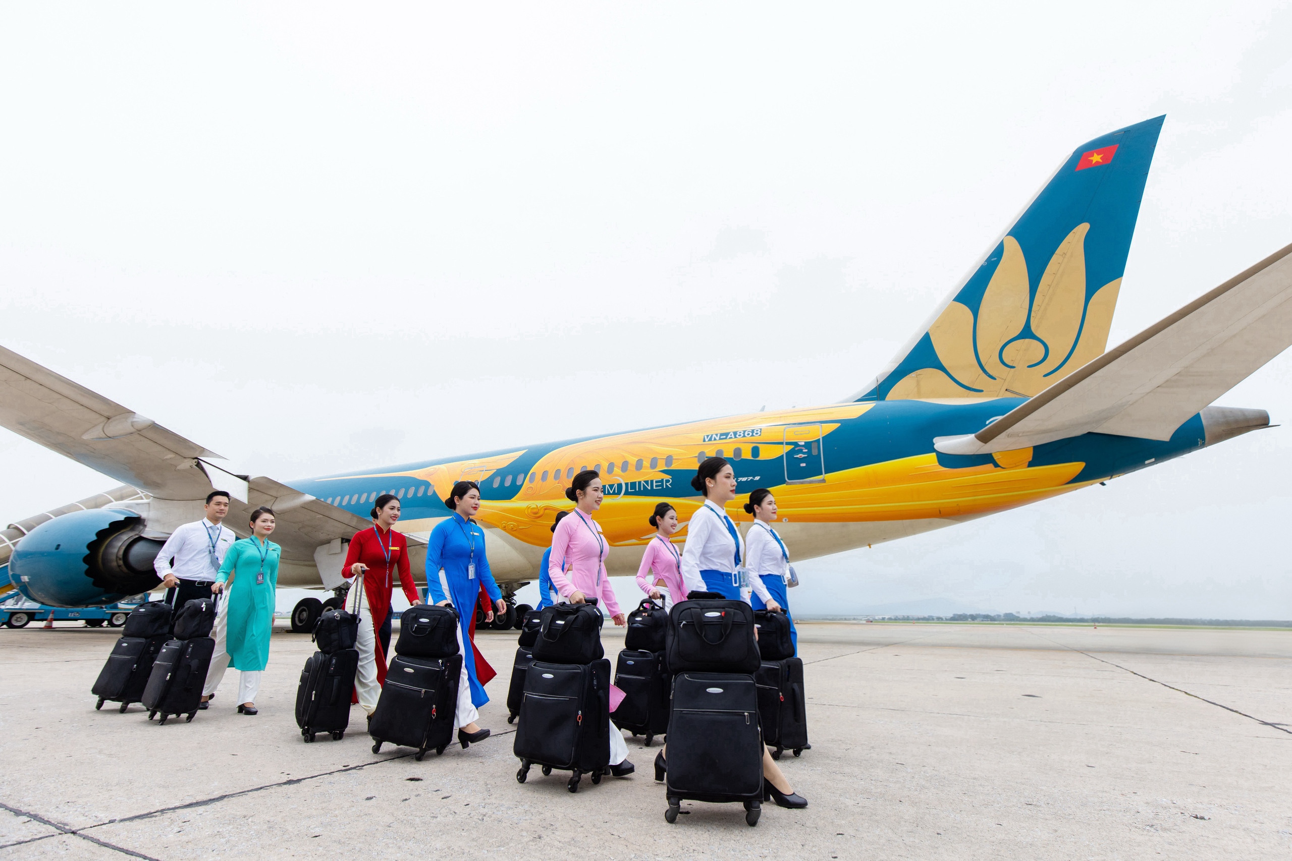 Vietnam Airlines tái hiện lịch sử đồng phục tiếp viên trên những chuyến bay đặc biệt- Ảnh 12. Vietnam Airlines tái hiện lịch sử đồng phục tiếp viên trên những chuyến bay đặc biệt- Ảnh 12.