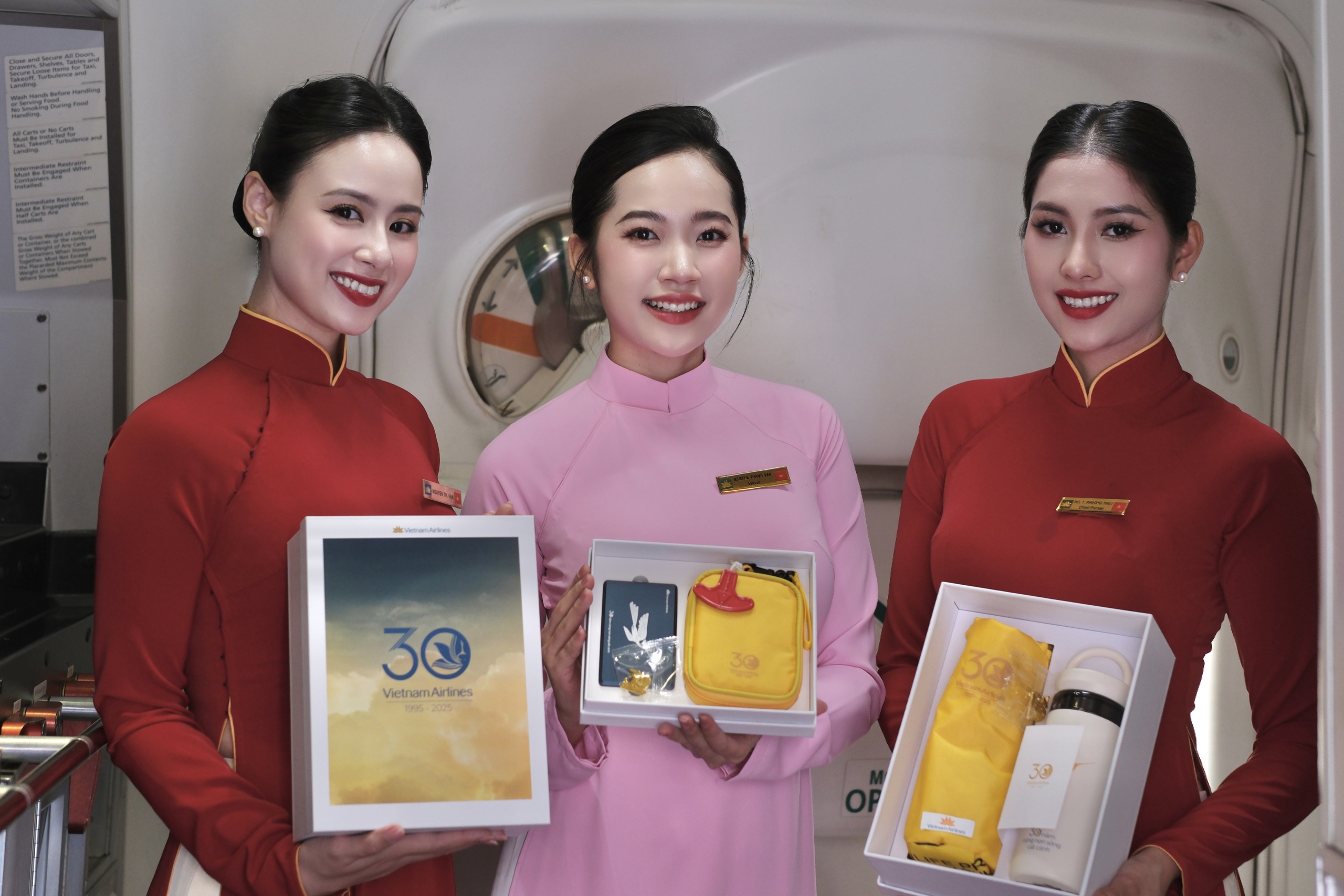 Vietnam Airlines tái hiện lịch sử đồng phục tiếp viên trên những chuyến bay đặc biệt- Ảnh 2. Vietnam Airlines tái hiện lịch sử đồng phục tiếp viên trên những chuyến bay đặc biệt- Ảnh 2.