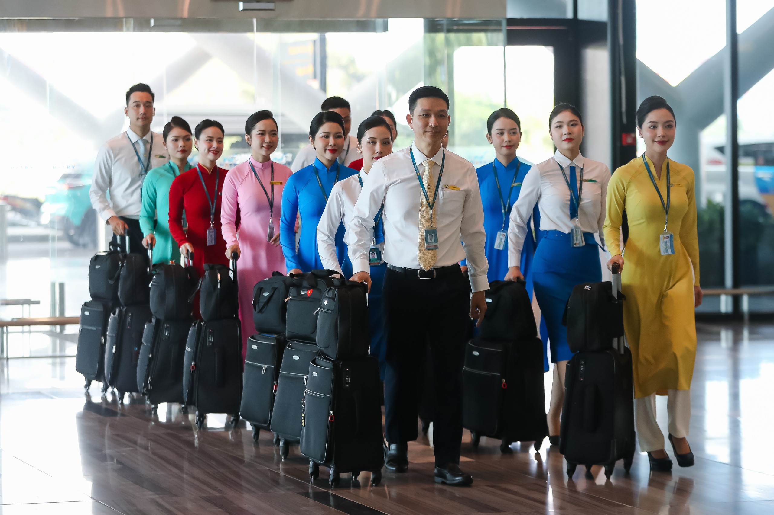 Vietnam Airlines tái hiện lịch sử đồng phục tiếp viên trên những chuyến bay đặc biệt- Ảnh 3. Vietnam Airlines tái hiện lịch sử đồng phục tiếp viên trên những chuyến bay đặc biệt- Ảnh 3.