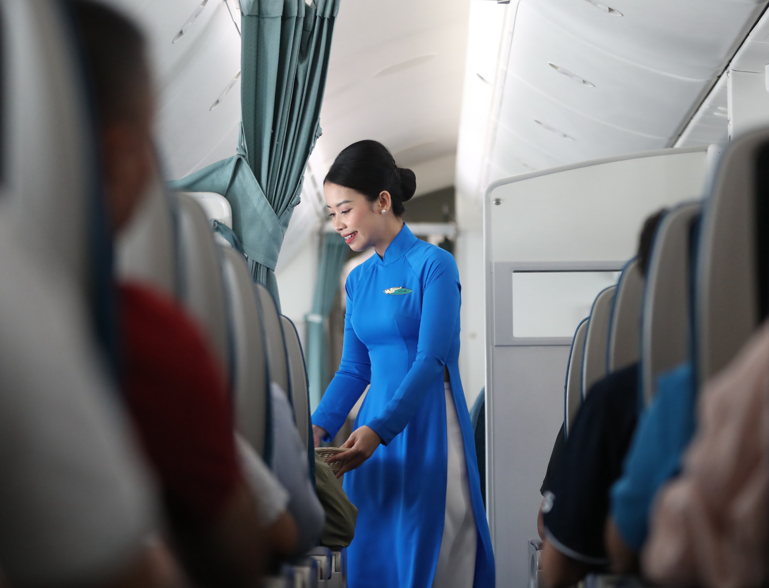 Vietnam Airlines tái hiện lịch sử đồng phục tiếp viên trên những chuyến bay đặc biệt- Ảnh 5. Vietnam Airlines tái hiện lịch sử đồng phục tiếp viên trên những chuyến bay đặc biệt- Ảnh 5.