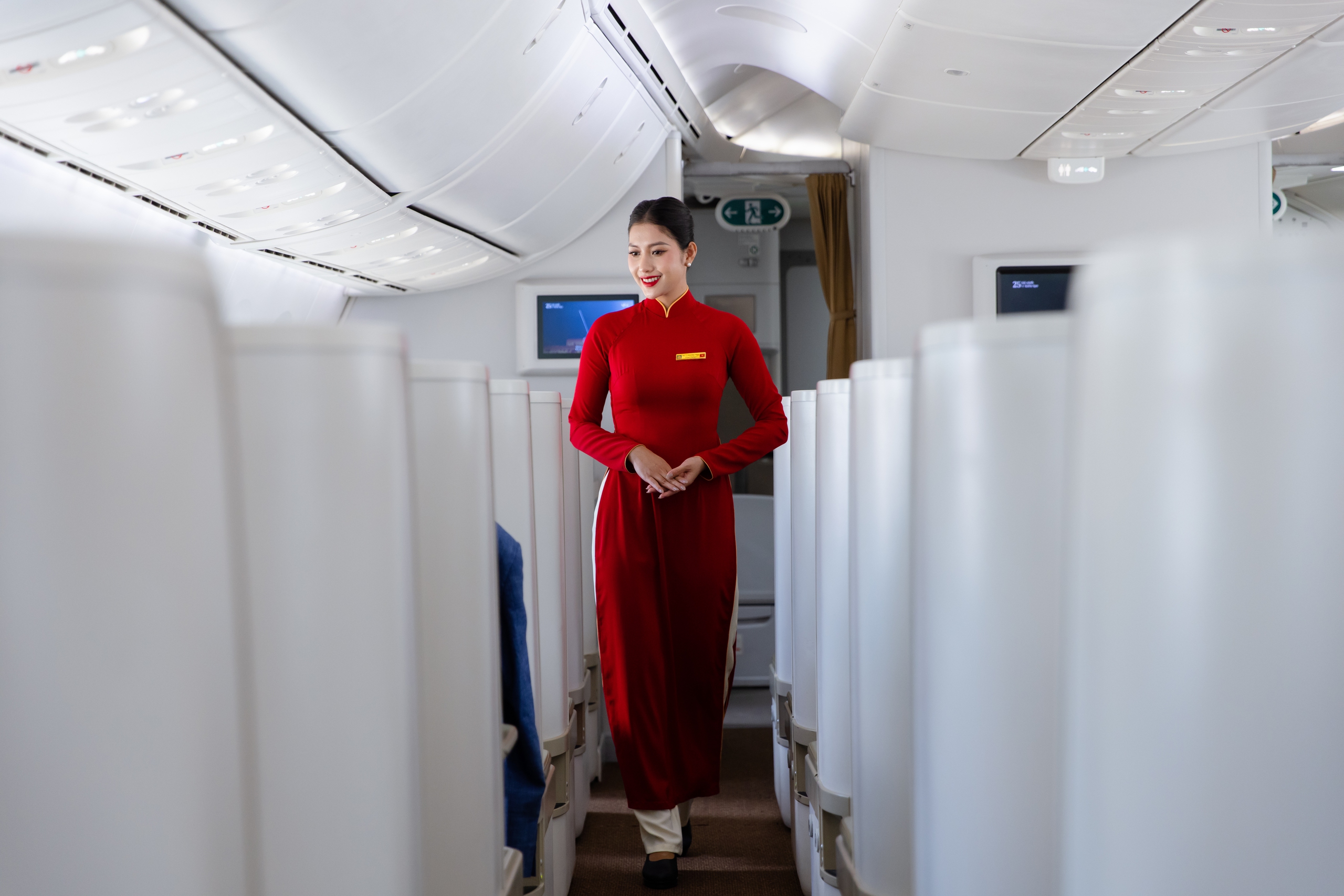 Vietnam Airlines tái hiện lịch sử đồng phục tiếp viên trên những chuyến bay đặc biệt- Ảnh 7. Vietnam Airlines tái hiện lịch sử đồng phục tiếp viên trên những chuyến bay đặc biệt- Ảnh 7.
