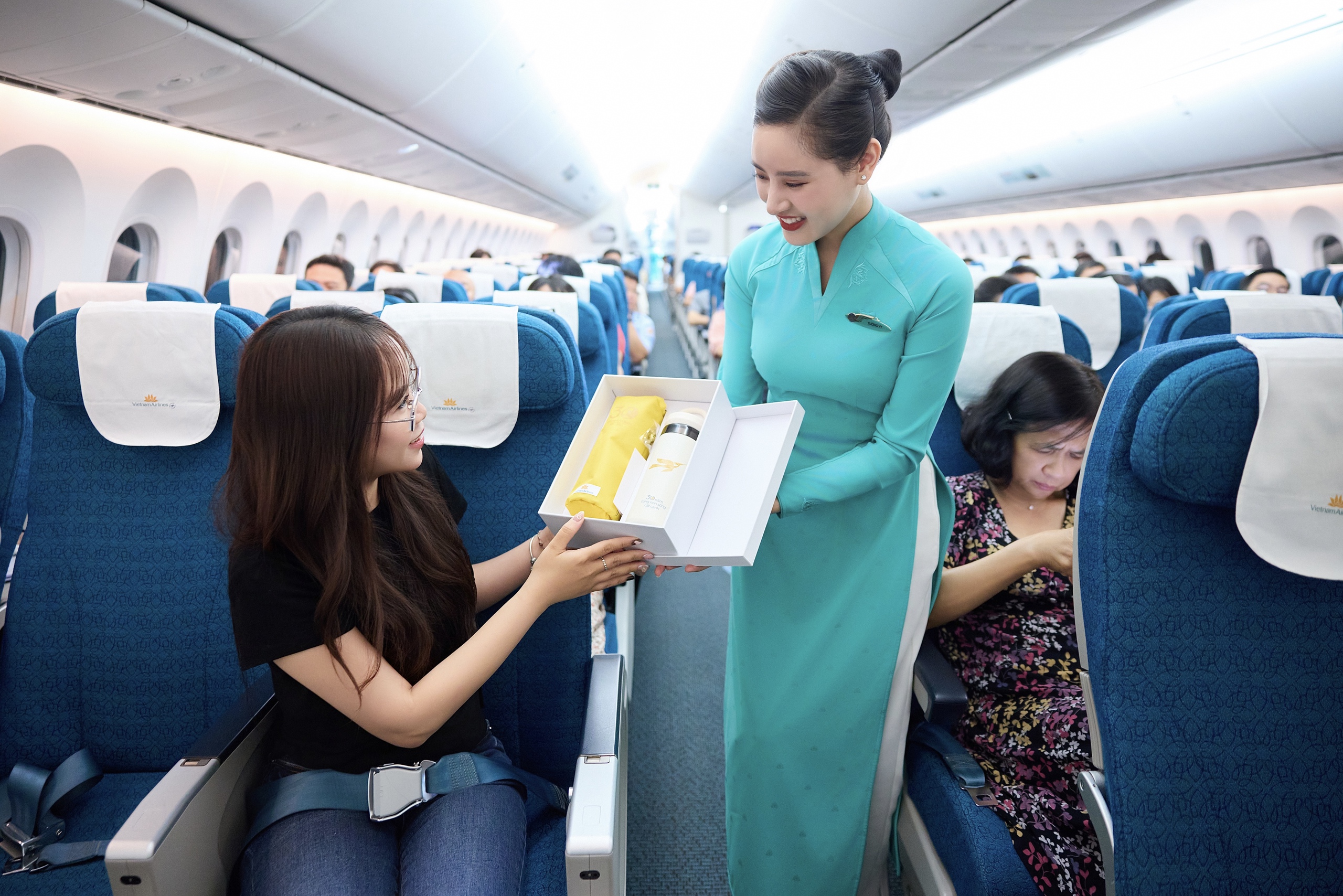 Vietnam Airlines tái hiện lịch sử đồng phục tiếp viên trên những chuyến bay đặc biệt- Ảnh 8. Vietnam Airlines tái hiện lịch sử đồng phục tiếp viên trên những chuyến bay đặc biệt- Ảnh 8.