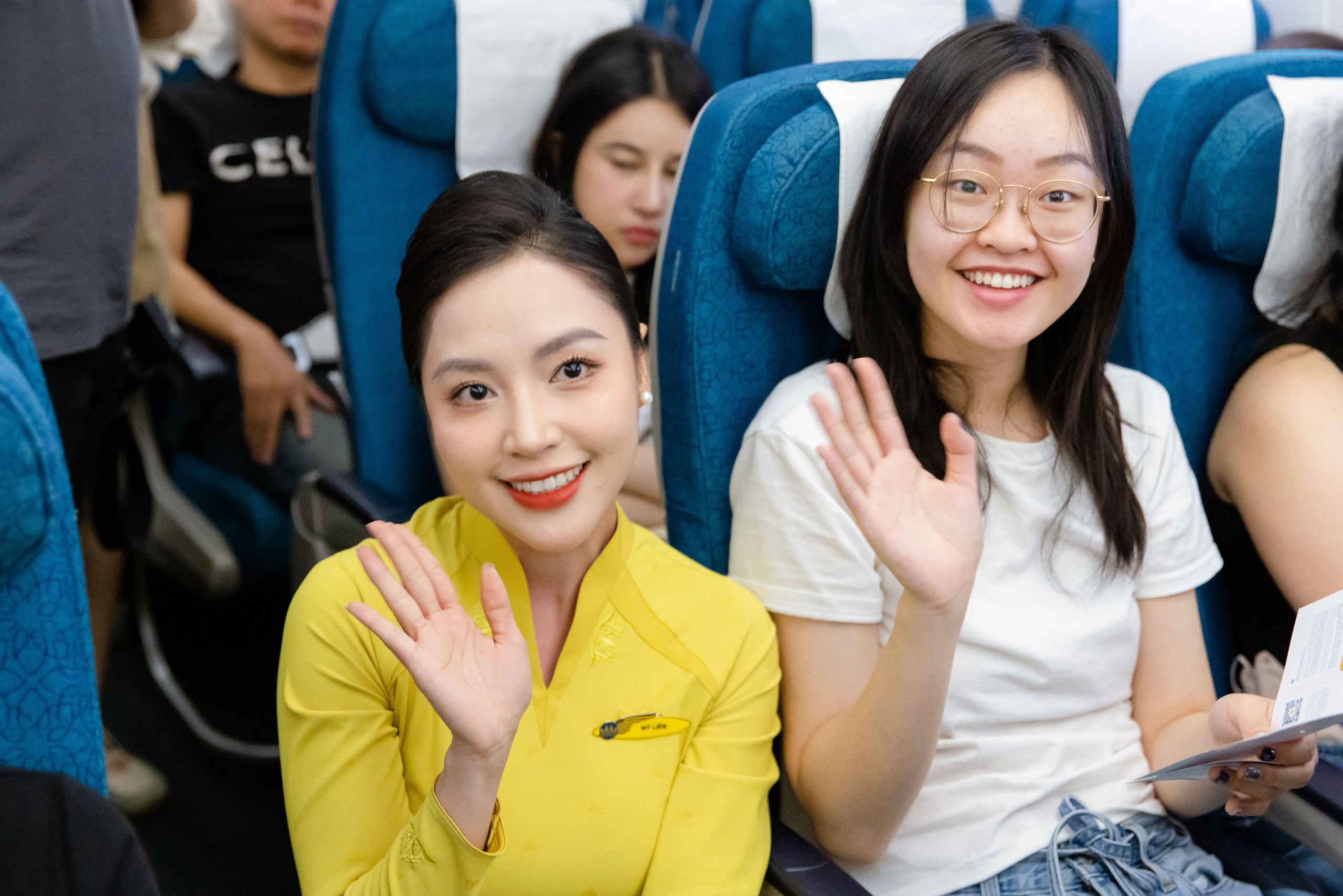 Vietnam Airlines tái hiện lịch sử đồng phục tiếp viên trên những chuyến bay đặc biệt- Ảnh 9. Vietnam Airlines tái hiện lịch sử đồng phục tiếp viên trên những chuyến bay đặc biệt- Ảnh 9.