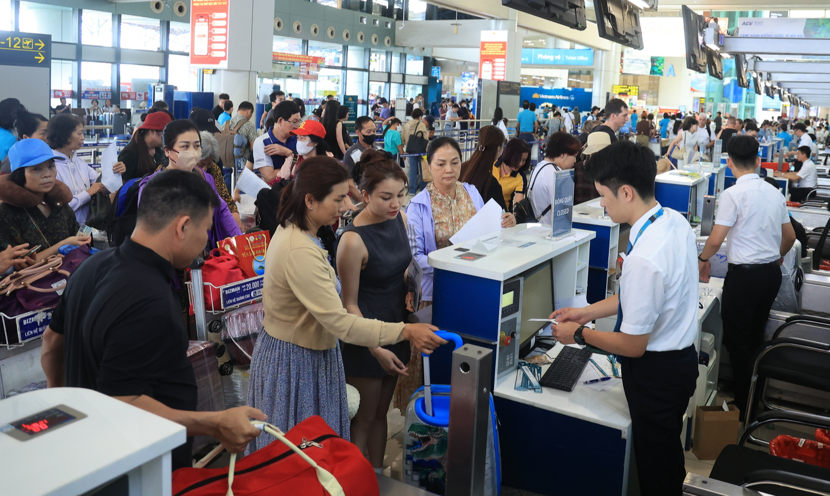 Khách qua cảng hàng không vượt 10 triệu lượt trong tháng 5- Ảnh 1. Khách qua cảng hàng không vượt 10 triệu lượt w88 mobile tháng 5- Ảnh 1.