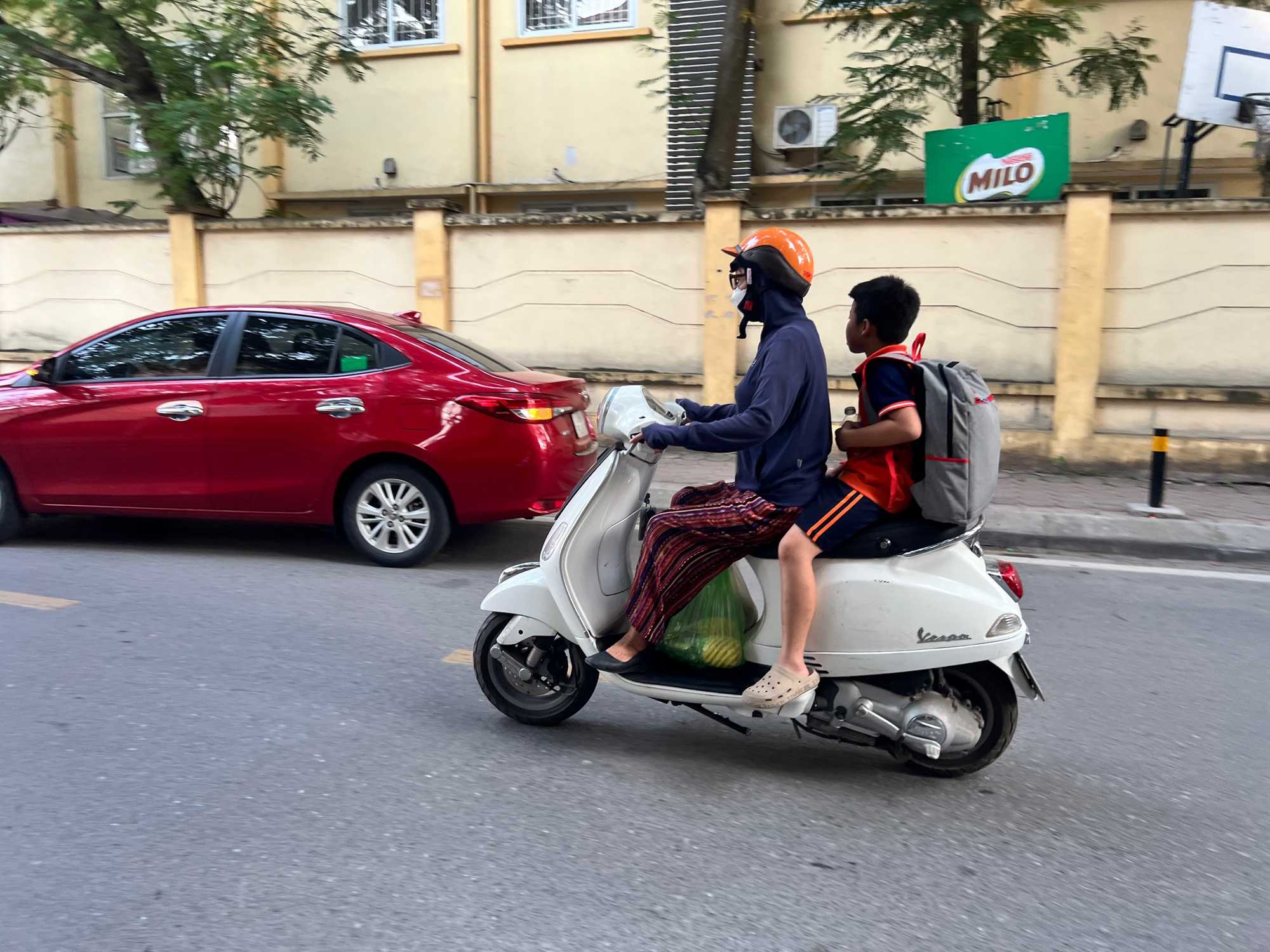 Đội mũ đạt chuẩn để đường đến trường an toàn hơn- Ảnh 2. Đội mũ đạt chuẩn để đường đến trường an toàn hơn- Ảnh 2.