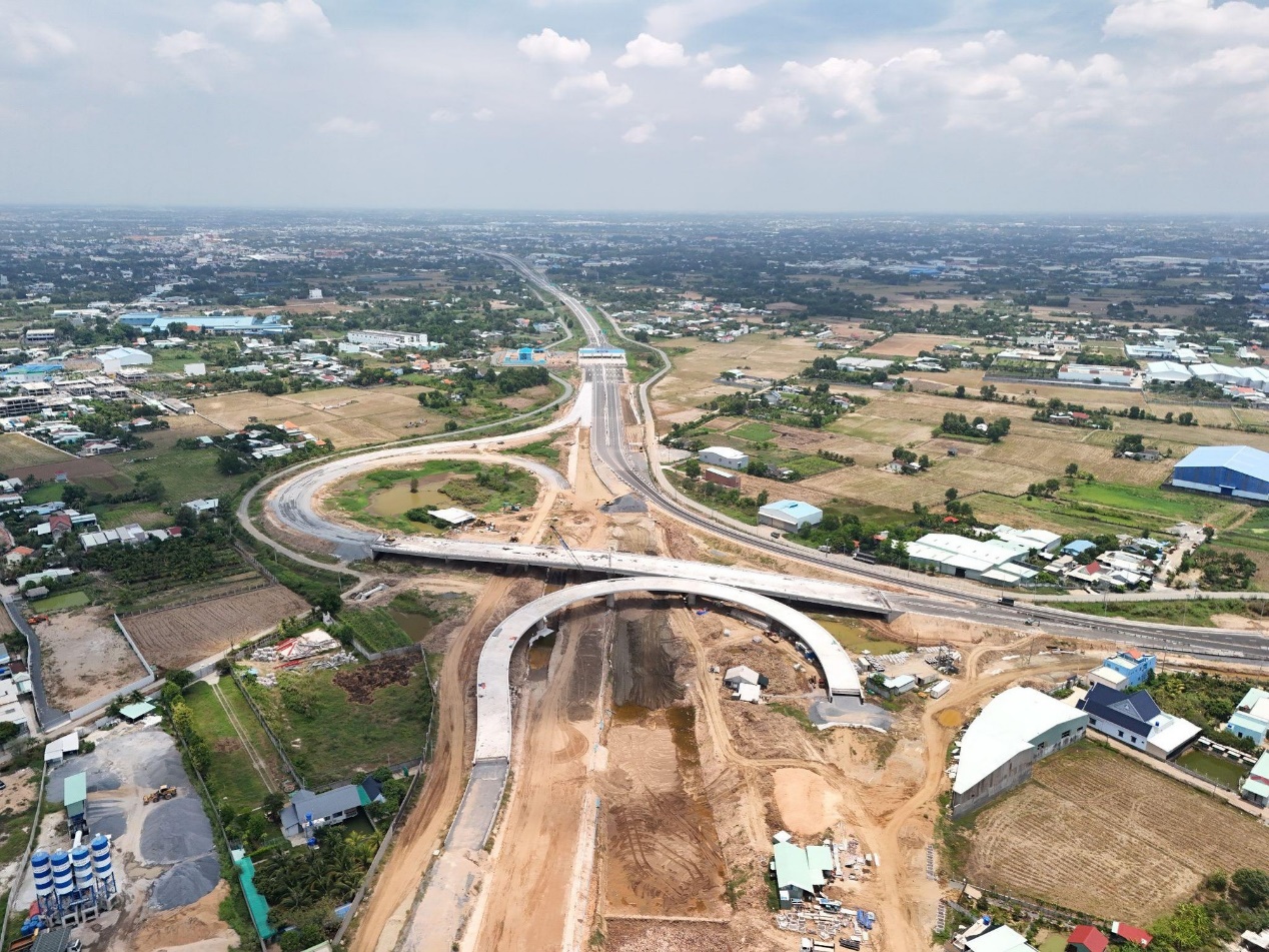 Long An đẩy nhanh tốc độ giải ngân vốn đầu tư công- Ảnh 1. Long An đẩy nhanh tốc độ giải ngân vốn đầu tư công- Ảnh 1.