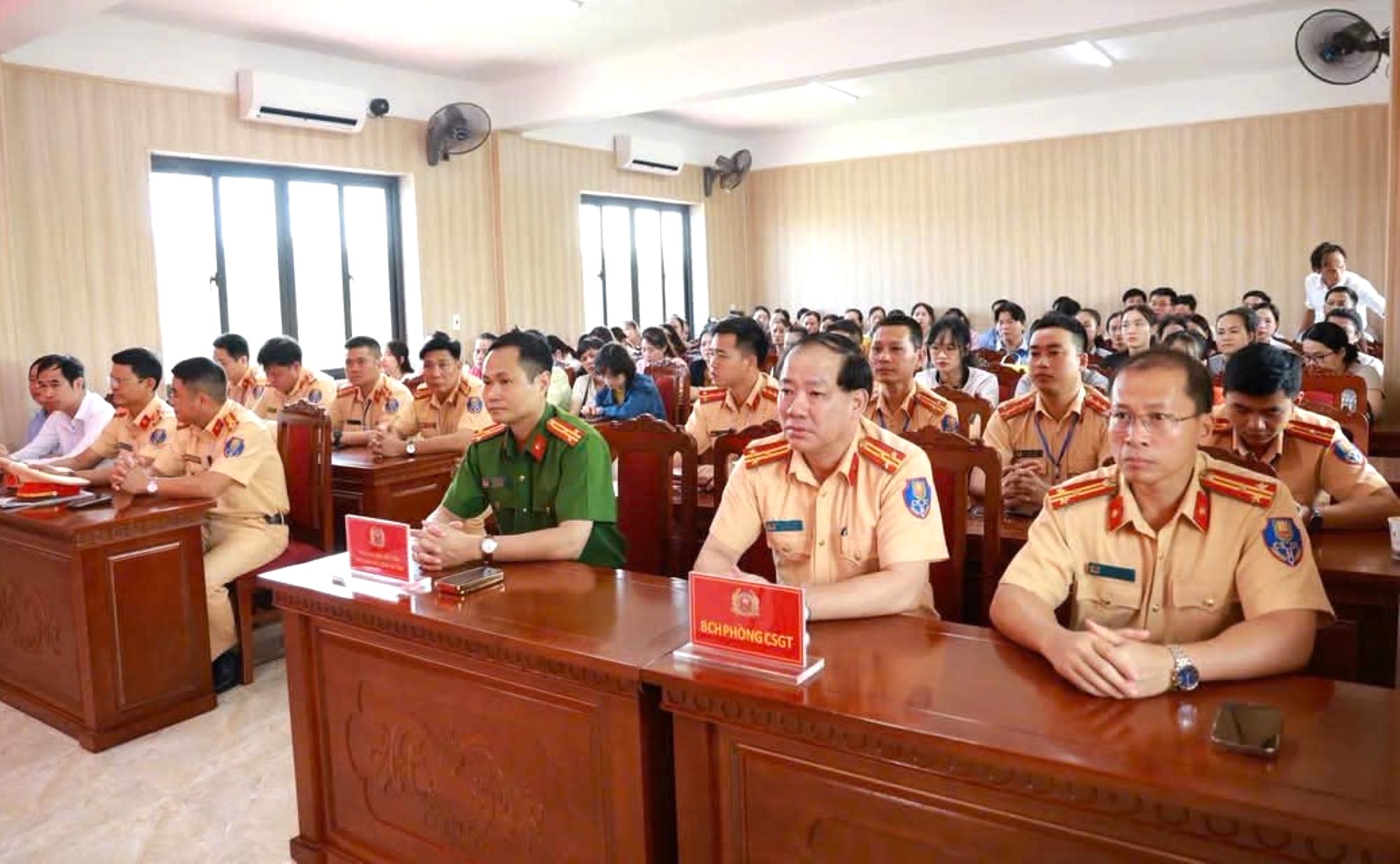 CSGT Quảng Trị kiểm tra hồ sơ, nồng độ cồn học viên trước khi sát hạch lái xe- Ảnh 2. CSGT Quảng Trị kiểm tra hồ sơ, nồng độ cồn học viên trước khi sát hạch lái xe- Ảnh 2.