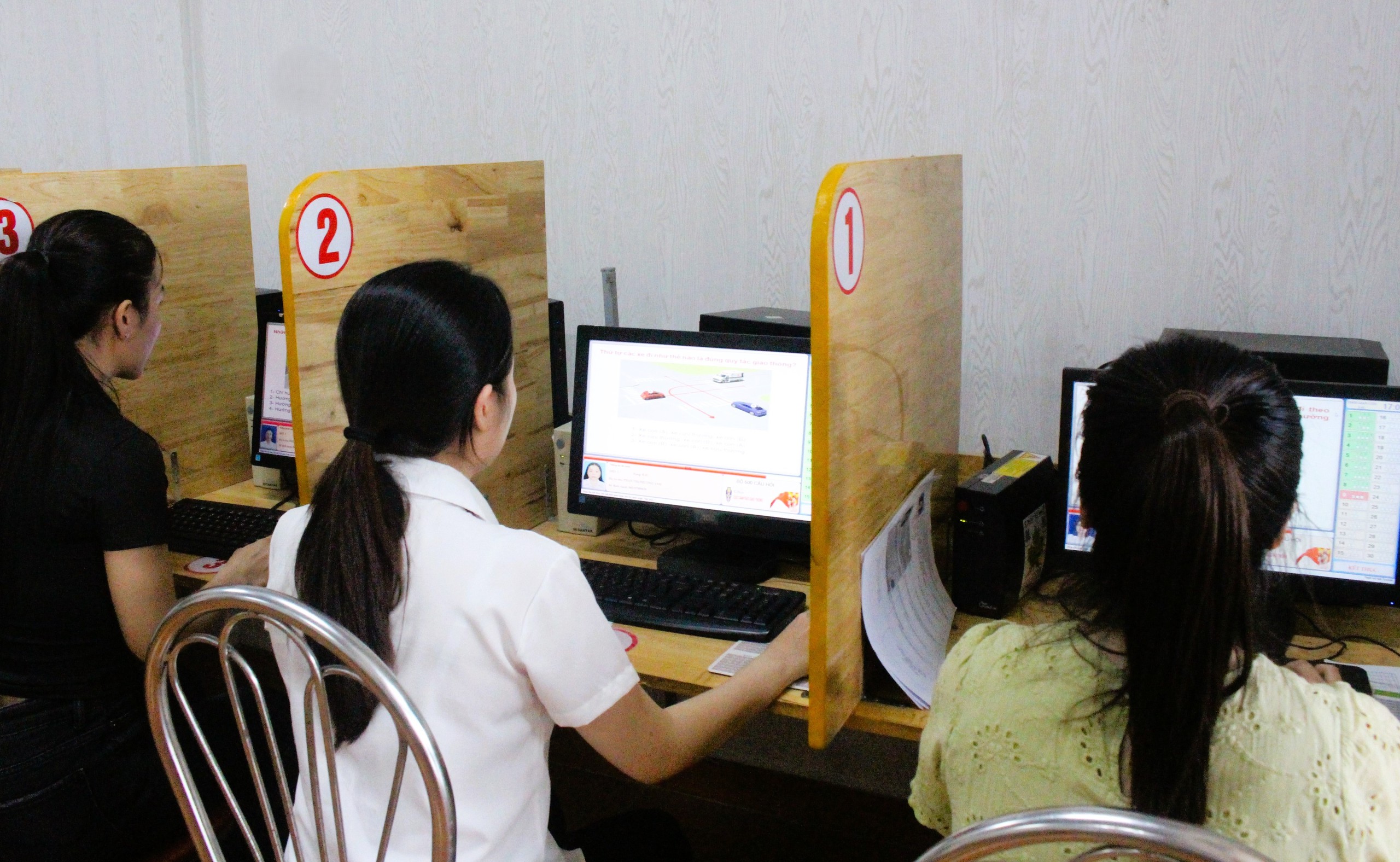 CSGT Quảng Trị kiểm tra hồ sơ, nồng độ cồn học viên trước khi sát hạch lái xe- Ảnh 3. CSGT Quảng Trị kiểm tra hồ sơ, nồng độ cồn học viên trước khi sát hạch lái xe- Ảnh 3.