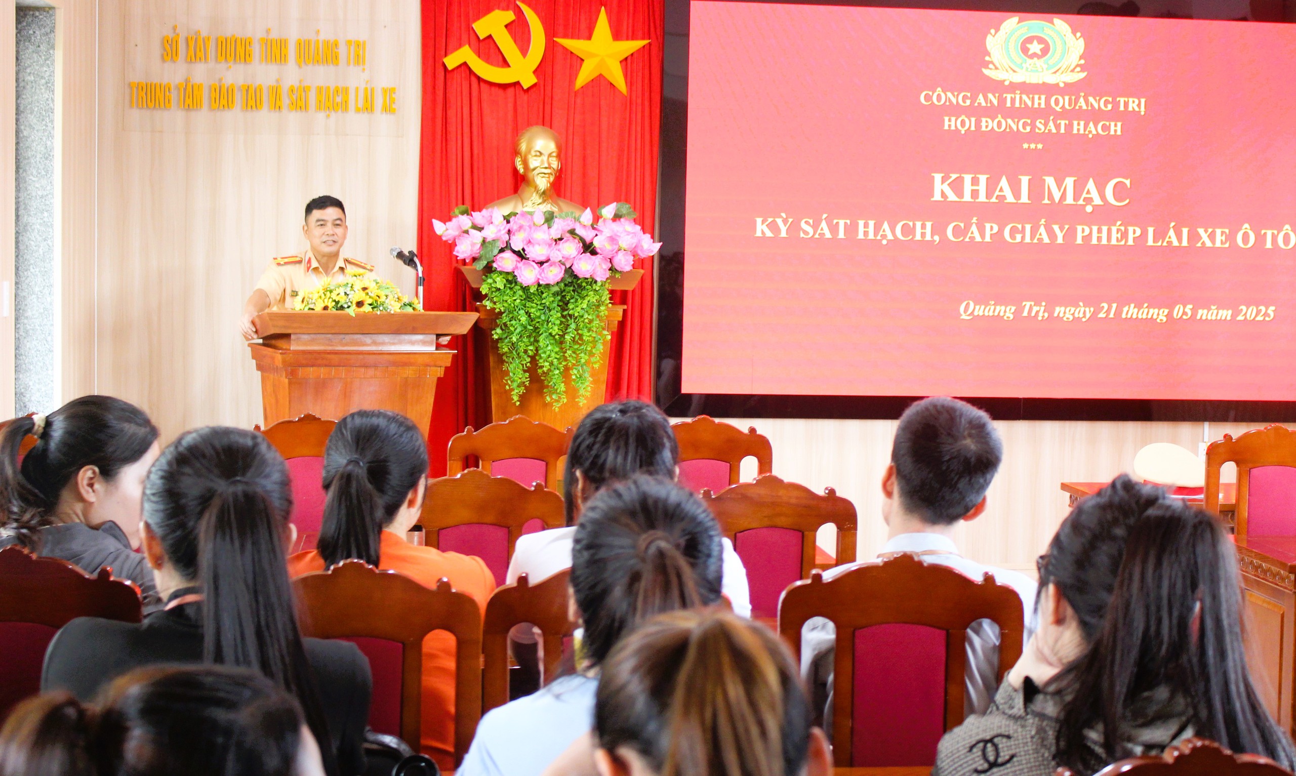 CSGT Quảng Trị kiểm tra hồ sơ, nồng độ cồn học viên trước khi sát hạch lái xe- Ảnh 4. CSGT Quảng Trị kiểm tra hồ sơ, nồng độ cồn học viên trước khi sát hạch lái xe- Ảnh 4.