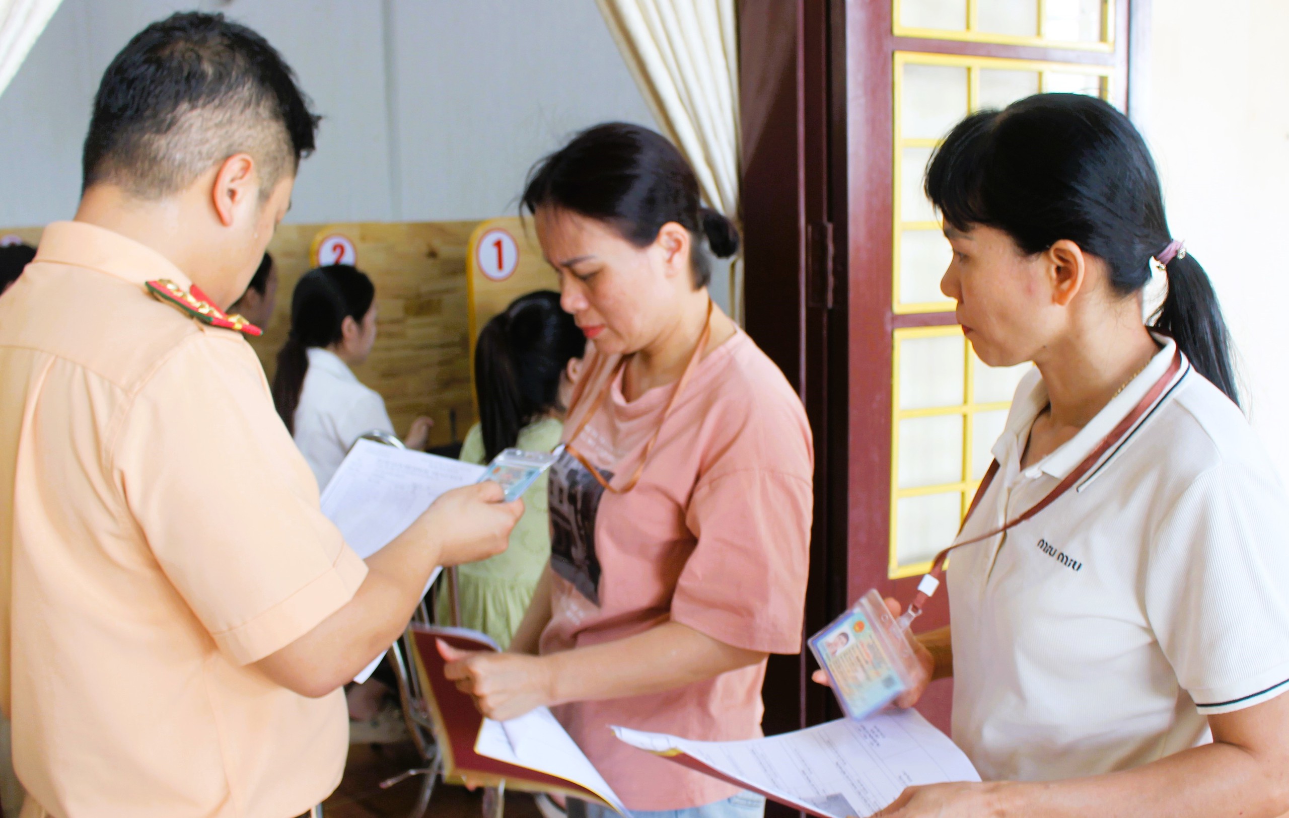 CSGT Quảng Trị kiểm tra hồ sơ, nồng độ cồn học viên trước khi sát hạch lái xe- Ảnh 5. CSGT Quảng Trị kiểm tra hồ sơ, nồng độ cồn học viên trước khi sát hạch lái xe- Ảnh 5.