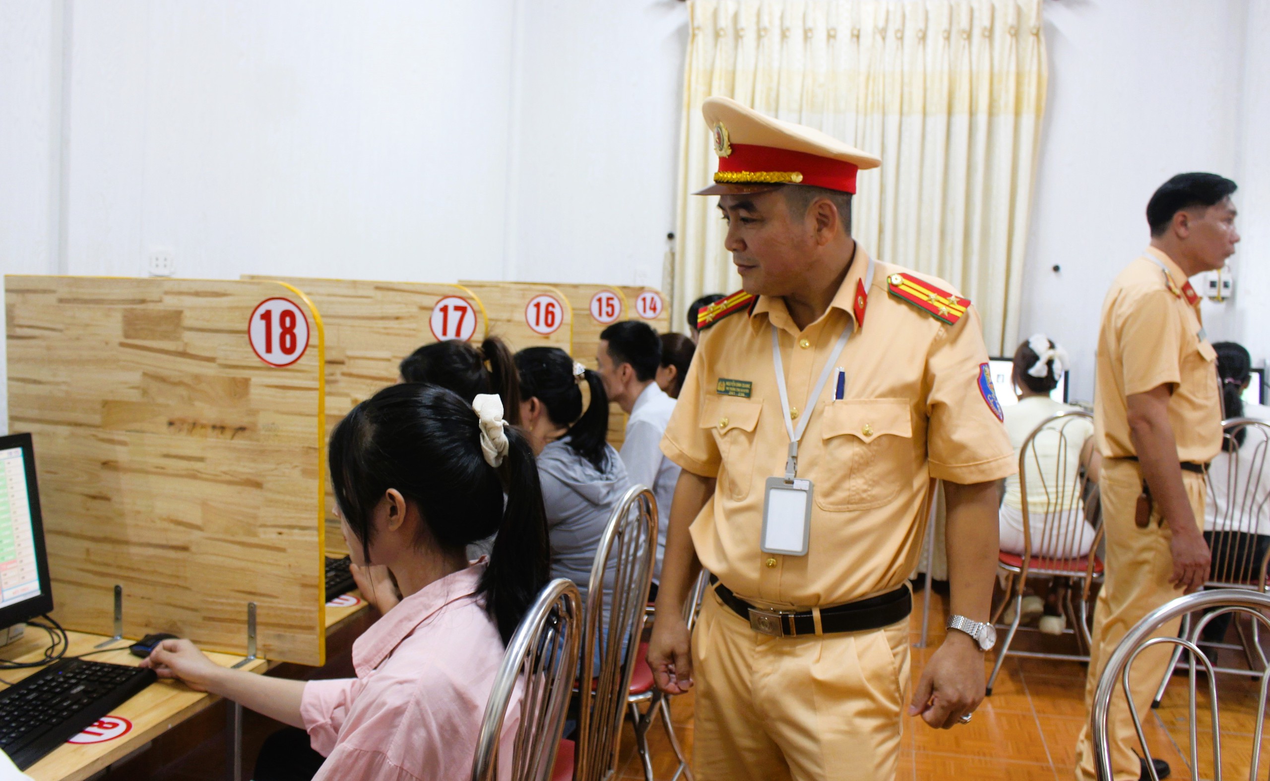 CSGT Quảng Trị kiểm tra hồ sơ, nồng độ cồn học viên trước khi sát hạch lái xe- Ảnh 7. CSGT Quảng Trị kiểm tra hồ sơ, nồng độ cồn học viên trước khi sát hạch lái xe- Ảnh 7.