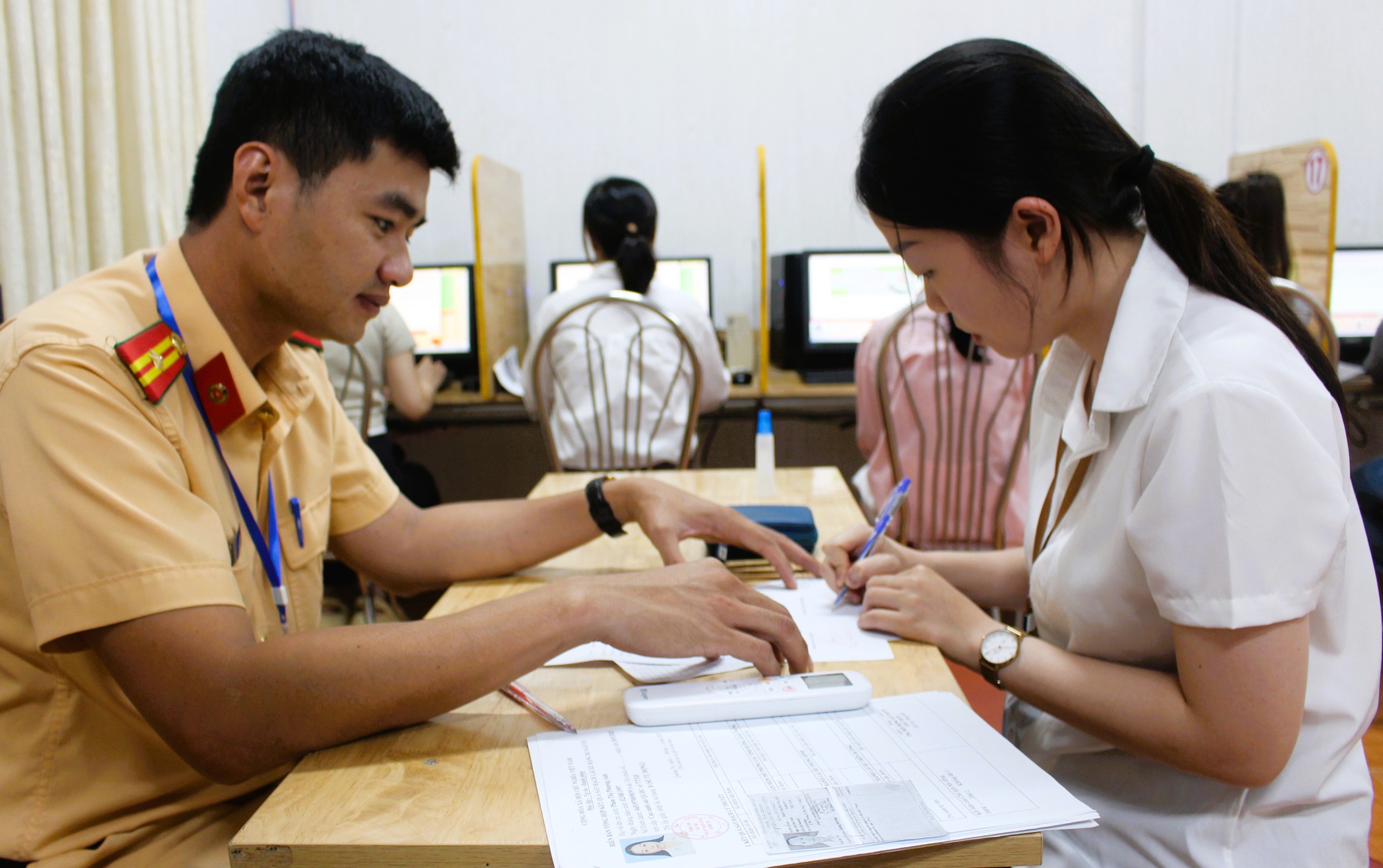 CSGT Quảng Trị kiểm tra hồ sơ, nồng độ cồn học viên trước khi sát hạch lái xe- Ảnh 8. CSGT Quảng Trị kiểm tra hồ sơ, nồng độ cồn học viên trước khi sát hạch lái xe- Ảnh 8.