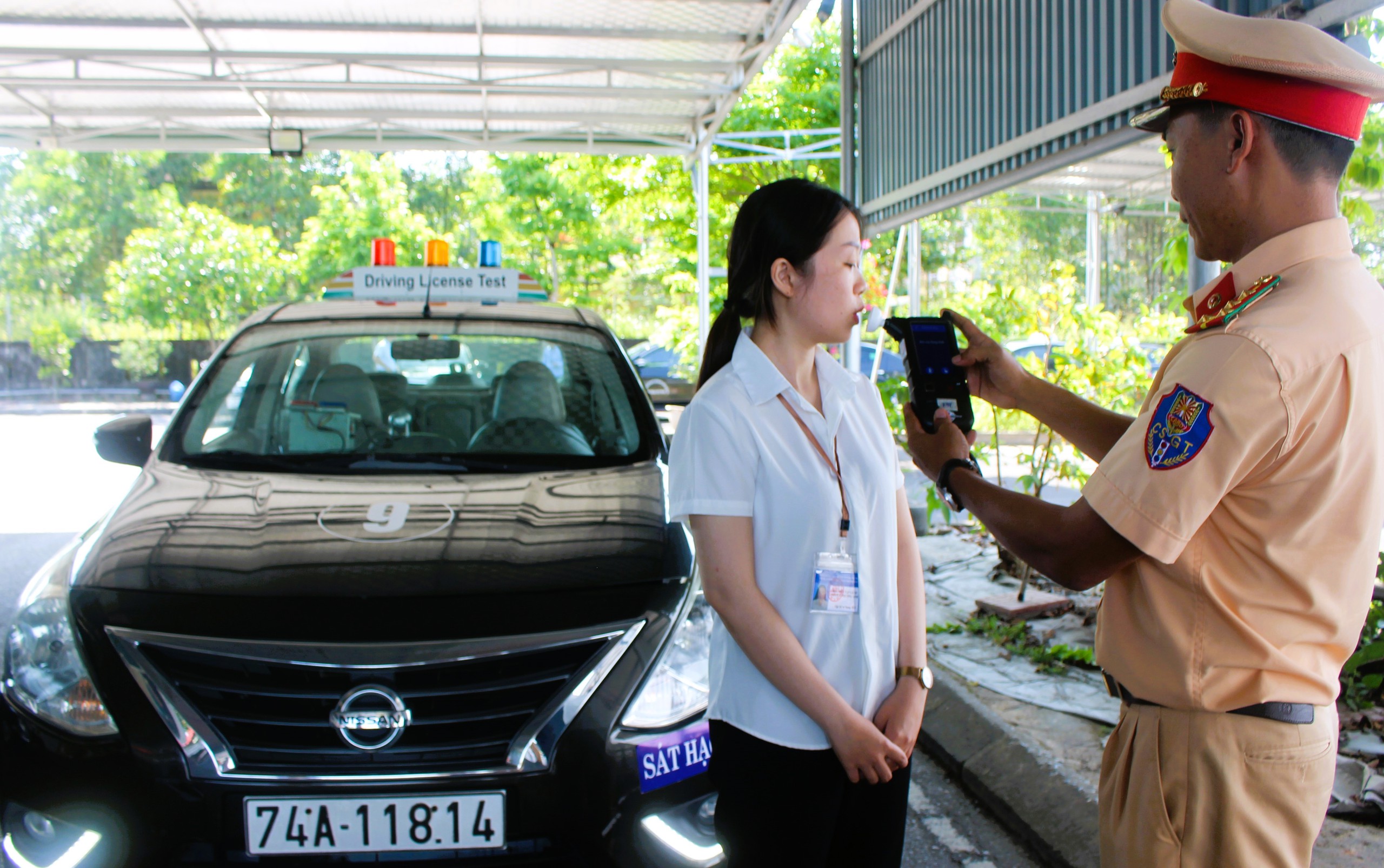 CSGT Quảng Trị kiểm tra hồ sơ, nồng độ cồn học viên trước khi sát hạch lái xe- Ảnh 9. CSGT Quảng Trị kiểm tra hồ sơ, nồng độ cồn học viên trước khi sát hạch lái xe- Ảnh 9.