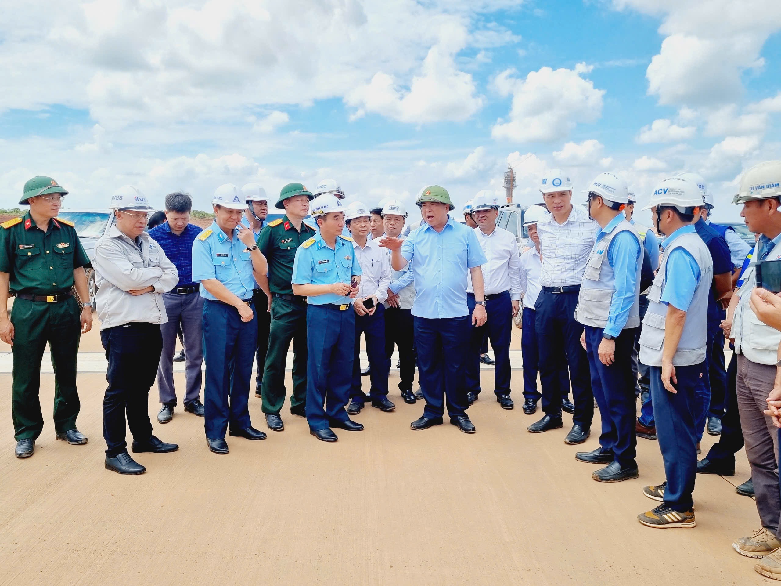 Bộ trưởng Bộ Xây dựng: Tăng tốc để cao tốc, sân bay Long Thành cán đích cuối năm 2025- Ảnh 7. Bộ trưởng Bộ Xây dựng: Tăng tốc để cao tốc, sân bay Long Thành cán đích cuối năm 2025- Ảnh 7.