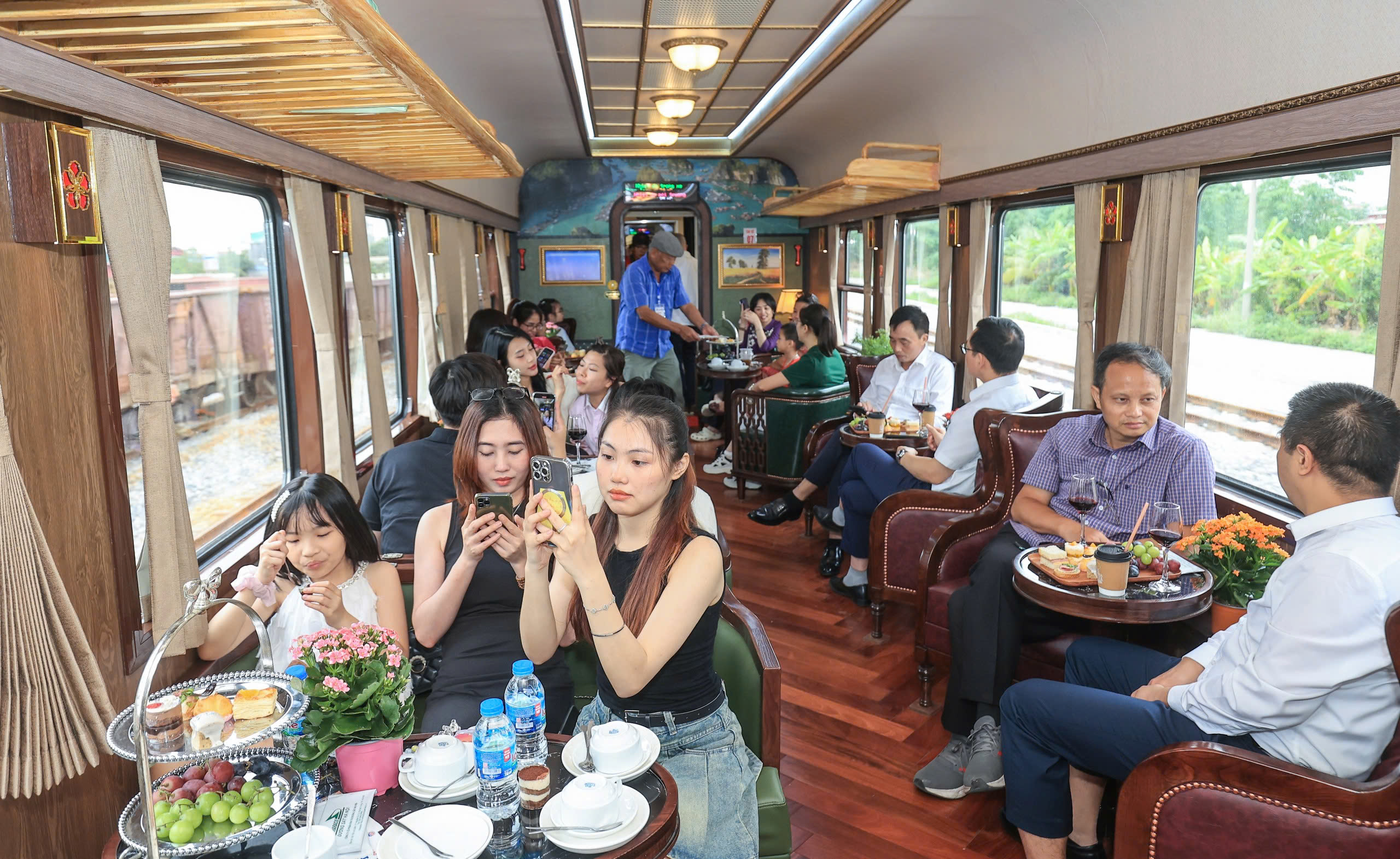 Tàu Hoa Phượng Đỏ hút khách, doanh thu tuyến Hà Nội - Hải Phòng tăng mạnh- Ảnh 1. Tàu Hoa Phượng Đỏ hút khách, doanh thu tuyến Hà Nội - Hải Phòng tăng mạnh- Ảnh 1.