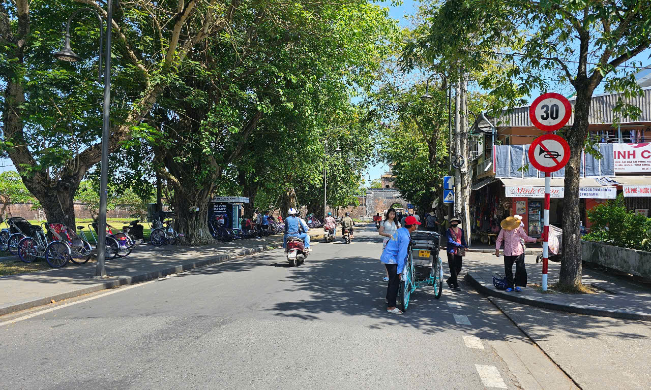 Huế: Chưa cắm biển báo giới hạn tốc độ, xe động cơ điện buộc phải dừng hoạt động- Ảnh 2. Huế: Chưa cắm biển báo giới hạn tốc độ, xe động cơ điện buộc phải dừng hoạt động- Ảnh 2.