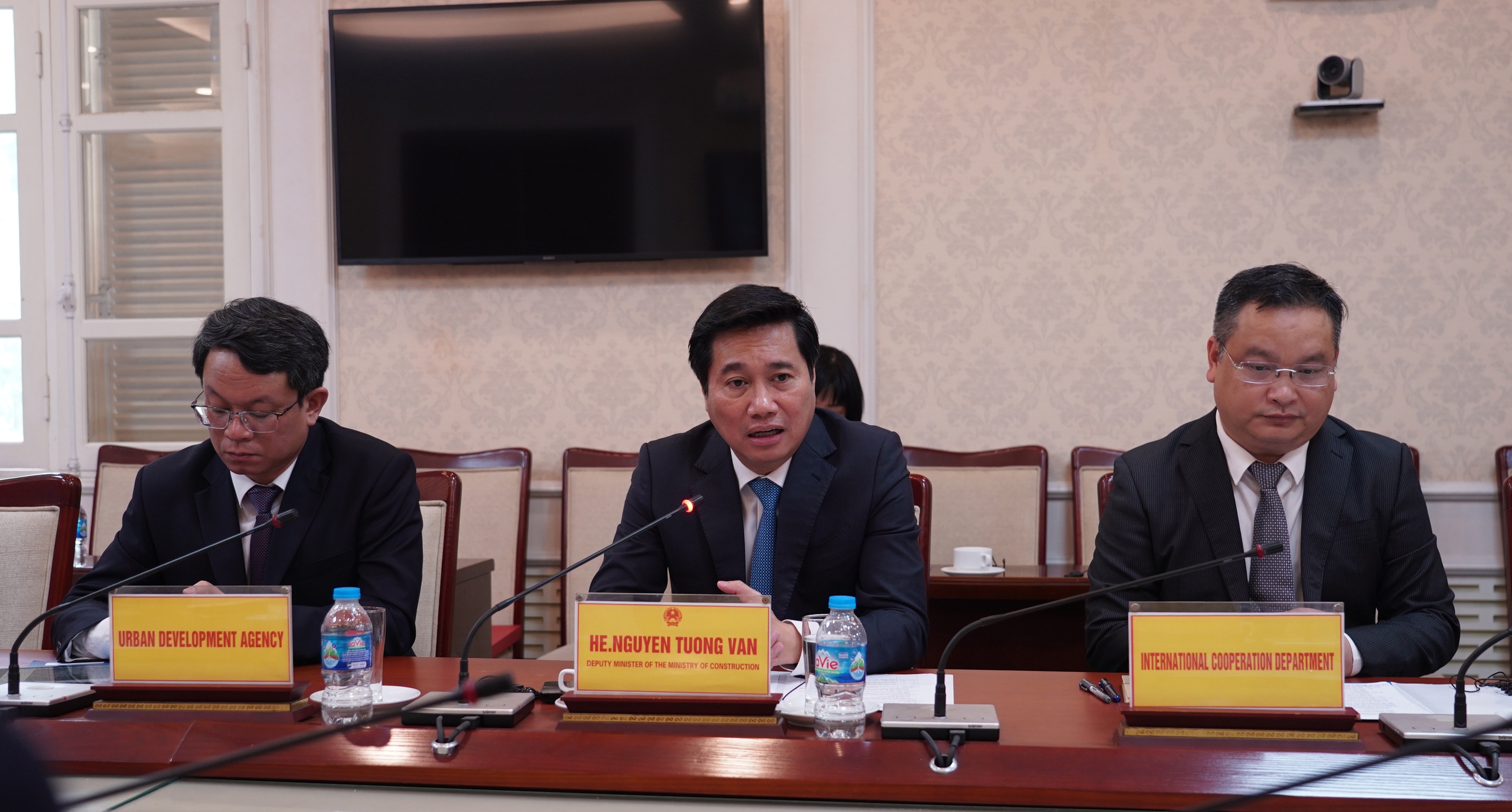 Thứ trưởng Bộ Xây dựng Nguyễn Tường Văn chủ trì lễ ký kết thỏa thuận dự án Chương trình phát triển đô thị Việt Nam – Thụy Sĩ. Thứ trưởng Bộ Xây dựng Nguyễn Tường Văn chủ trì lễ ký kết thỏa thuận dự án Chương trình phát triển đô thị Việt Nam – Thụy Sĩ.