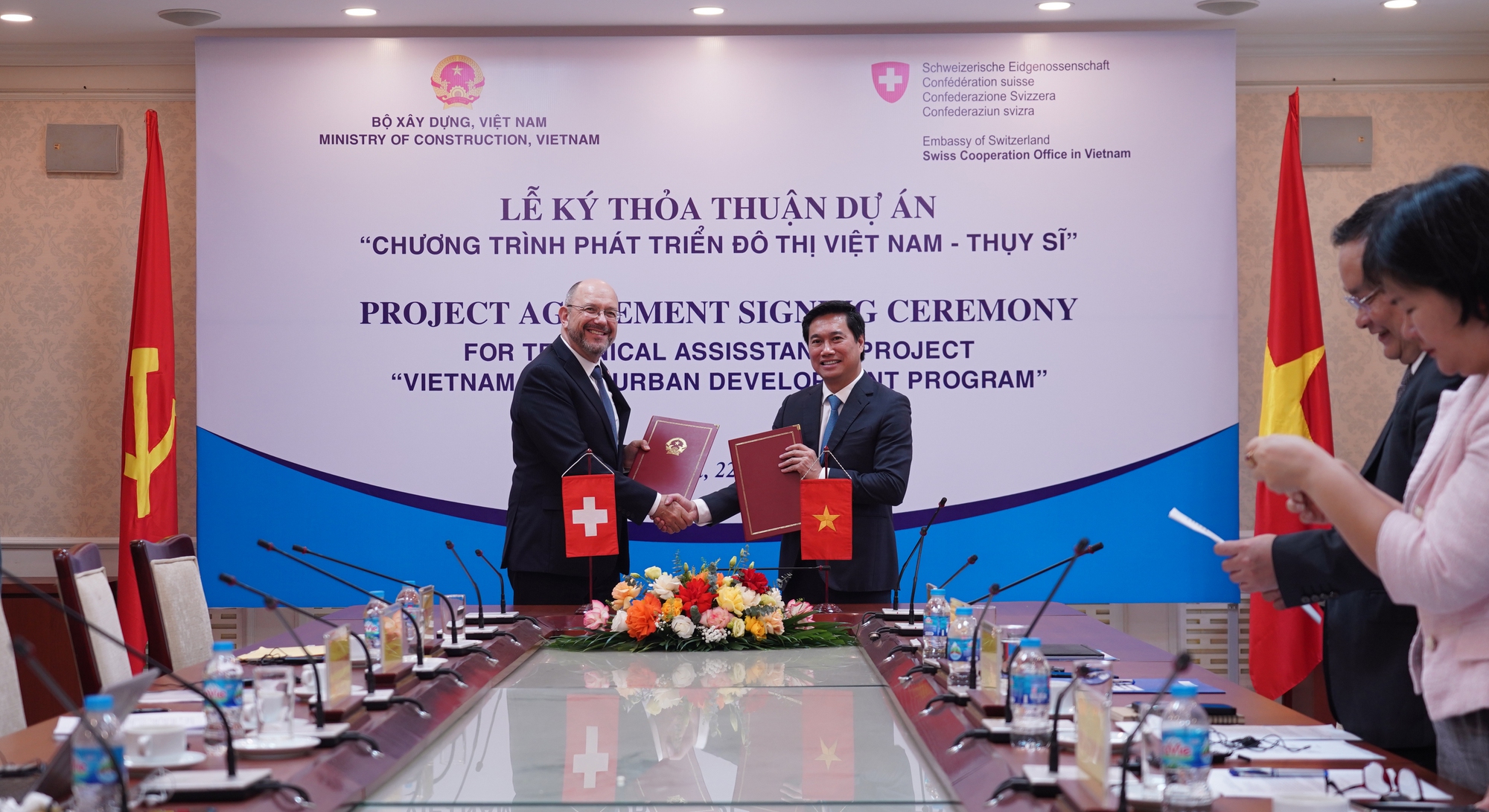 Thứ trưởng Bộ Xây dựng Nguyễn Tường Văn và Đại sứ Thụy Sĩ tại Việt Nam Thomas Gass ký kết thỏa thuận dự án Chương trình phát triển đô thị Việt Nam – Thụy Sĩ. Thứ trưởng Bộ Xây dựng Nguyễn Tường Văn và Đại sứ Thụy Sĩ tại Việt Nam Thomas Gass ký kết thỏa thuận dự án Chương trình phát triển đô thị Việt Nam – Thụy Sĩ.