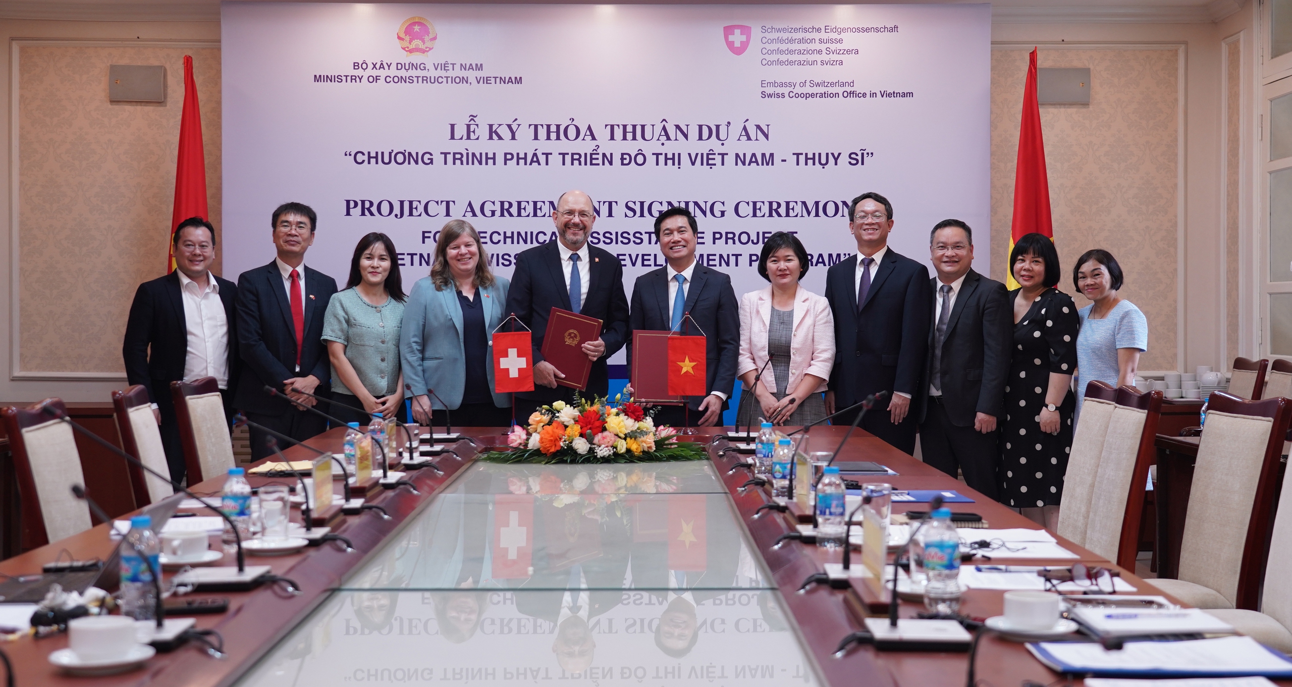 Thứ trưởng Nguyễn Tường Văn, Đại sứ Thomass Gass chụp ảnh lưu niệm với đại diện các Cục, Vụ thuộc Bộ Xây dựng và Tổng cục Kinh tế Liên bang Thụy Sĩ (SECO). Thứ trưởng Nguyễn Tường Văn, Đại sứ Thomass Gass chụp ảnh lưu niệm với đại diện các Cục, Vụ thuộc Bộ Xây dựng và Tổng cục Kinh tế Liên bang Thụy Sĩ (SECO).