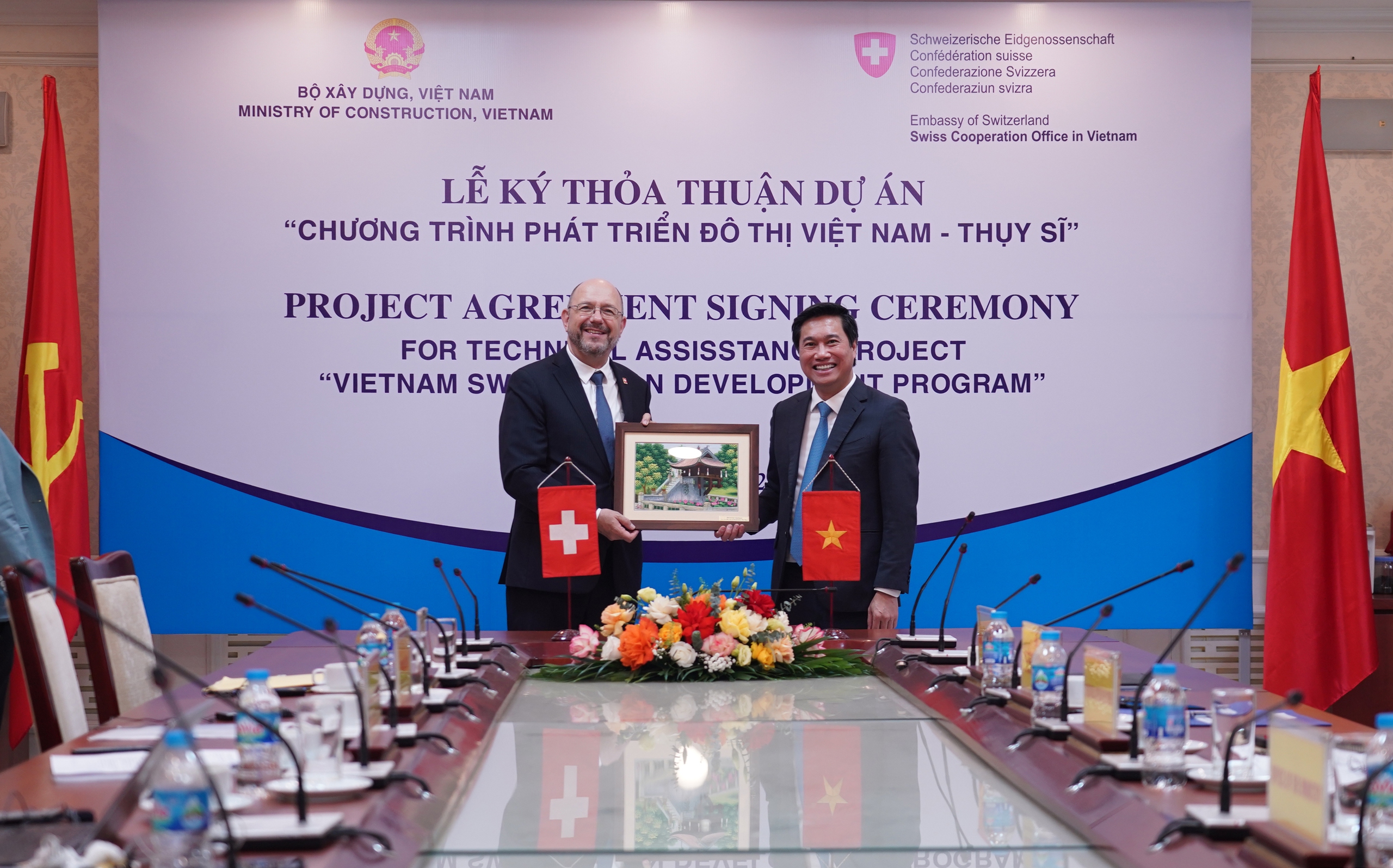 Thứ trưởng Bộ Xây dựng Nguyễn Tường Văn tặng quà lưu niệm cho Đại sứ Thụy Sĩ tại Việt Nam Thomas Gass. Thứ trưởng Bộ Xây dựng Nguyễn Tường Văn tặng quà lưu niệm cho Đại sứ Thụy Sĩ tại Việt Nam Thomas Gass.