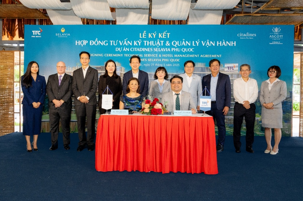 TTC Phú Quốc và Ascott ký hợp đồng vận hành Citadines Selavia Phu Quoc- Ảnh 1. A group of people standing in front of a table AI-generated content may be incorrect.