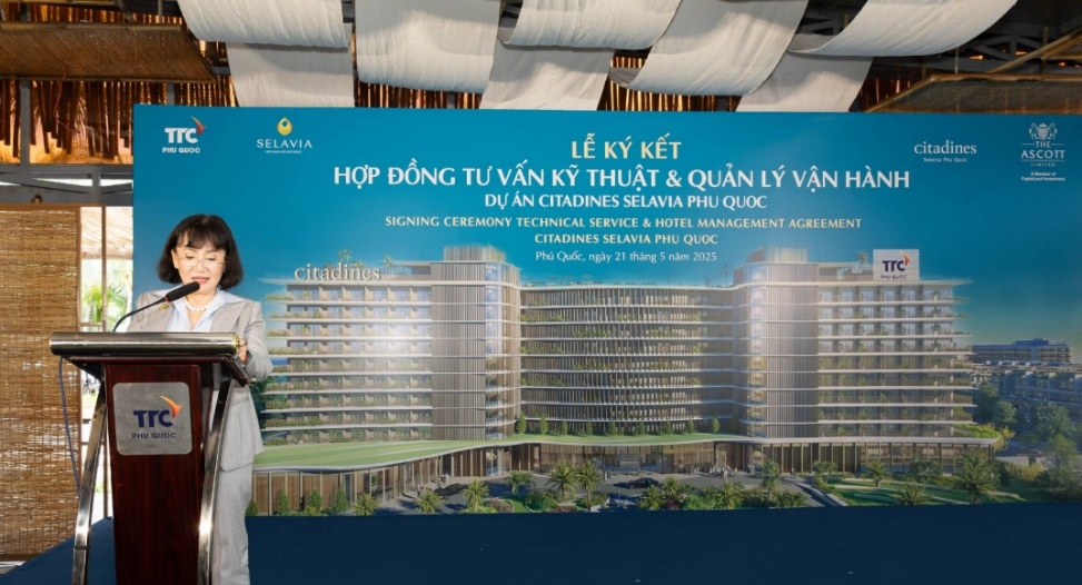 TTC Phú Quốc và Ascott ký hợp đồng vận hành Citadines Selavia Phu Quoc- Ảnh 2. A person standing in front of a banner AI-generated content may be incorrect.