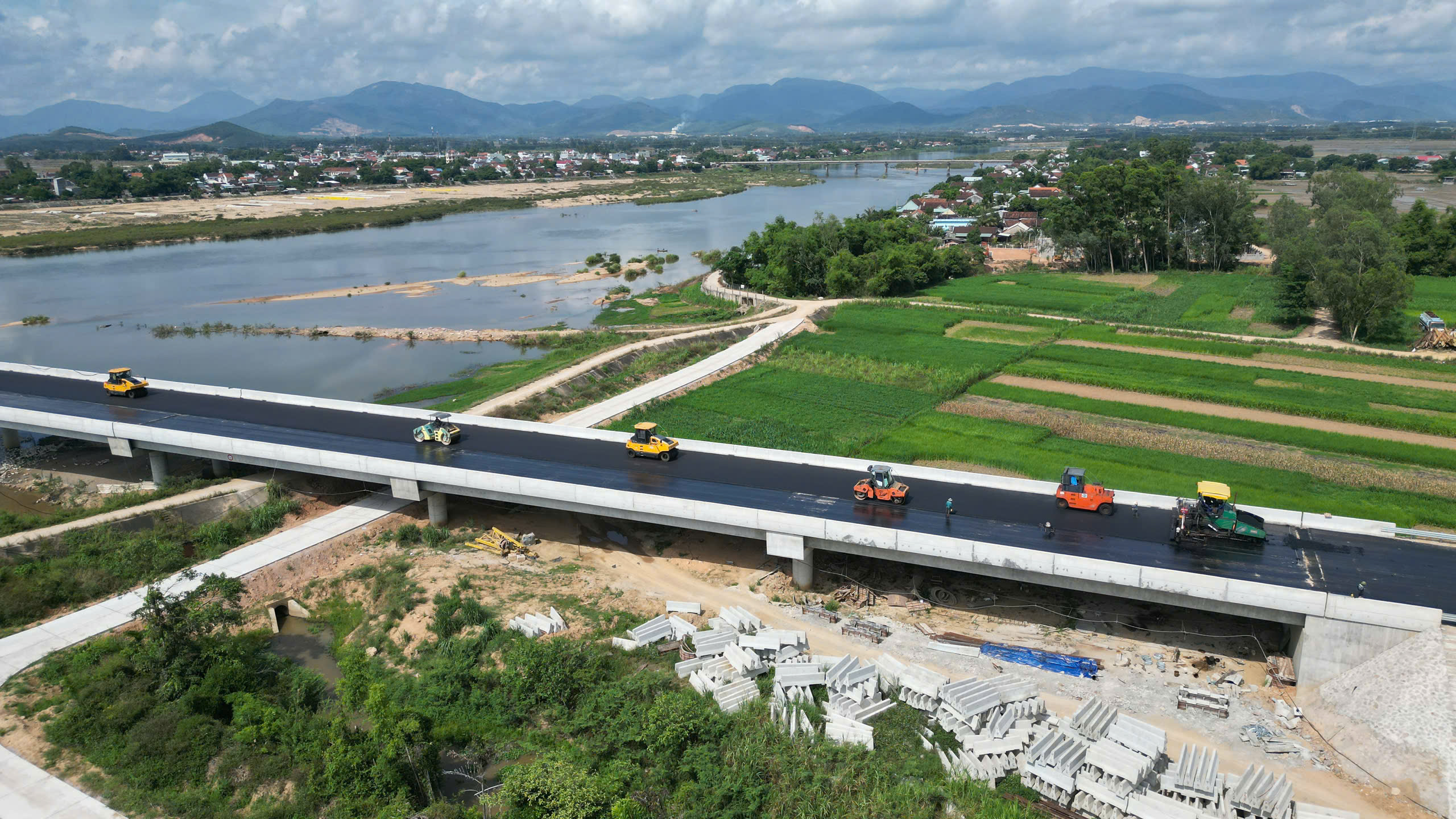 Dãi nắng, trắng đêm giữ tiến độ cao tốc Hoài Nhơn - Quy Nhơn- Ảnh 3. Dãi nắng, trắng đêm giữ tiến độ cao tốc Hoài Nhơn - Quy Nhơn- Ảnh 3.