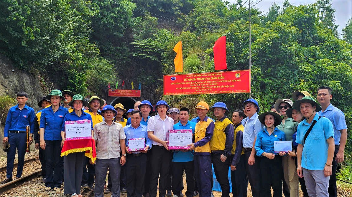 Thắp sáng hầm đường sắt qua đèo Cả- Ảnh 5. Thắp sáng hầm đường sắt qua đèo Cả- Ảnh 5.