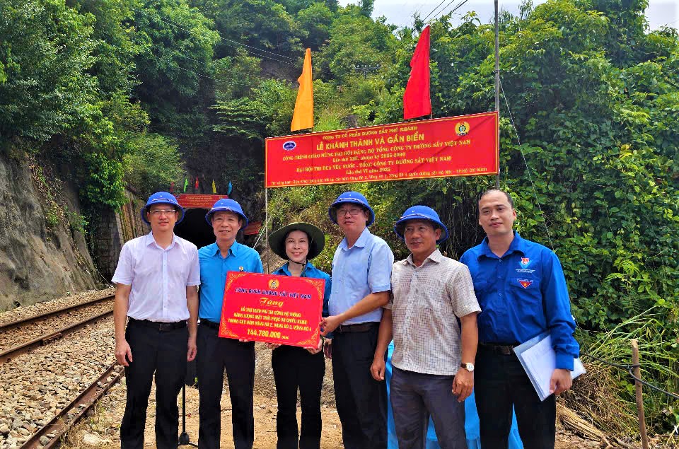 Thắp sáng hầm đường sắt qua đèo Cả- Ảnh 6. Thắp sáng hầm đường sắt qua đèo Cả- Ảnh 6.