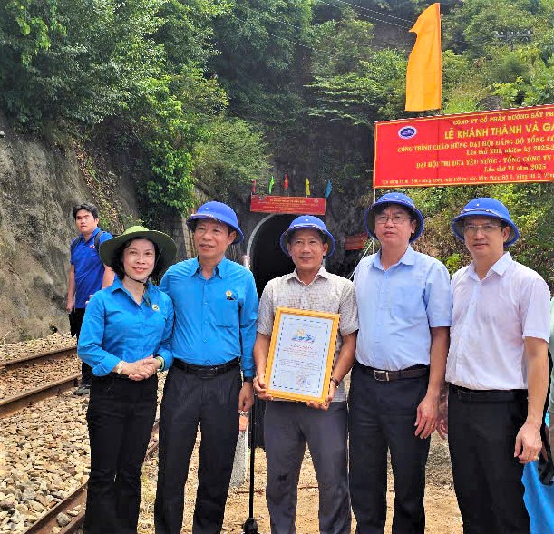 Thắp sáng hầm đường sắt qua đèo Cả- Ảnh 4. Thắp sáng hầm đường sắt qua đèo Cả- Ảnh 4.