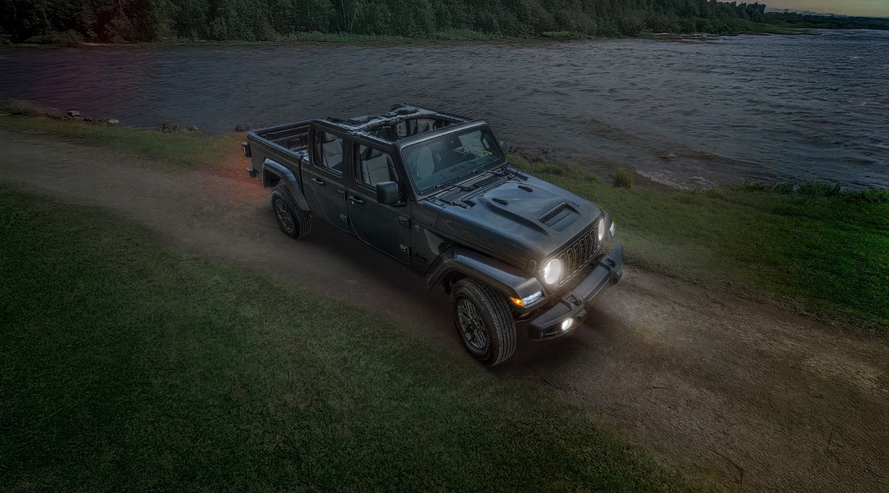 Phiên bản bóng đêm của Jeep Gladiator lộ diện- Ảnh 1. Phiên bản bóng đêm của Jeep Gladiator lộ diện- Ảnh 1.