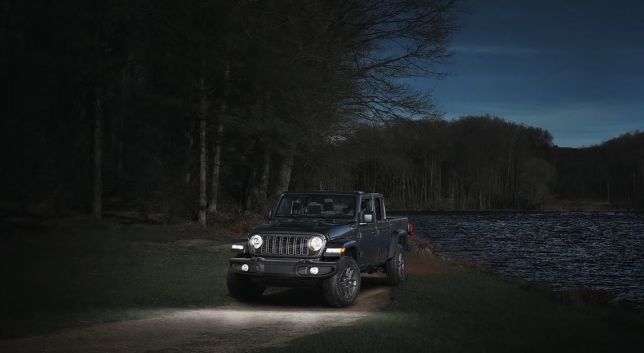 Phiên bản bóng đêm của Jeep Gladiator lộ diện- Ảnh 3. Phiên bản bóng đêm của Jeep Gladiator lộ diện- Ảnh 3.