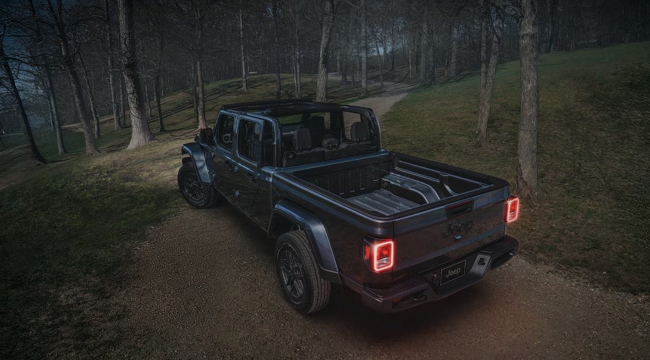 Phiên bản bóng đêm của Jeep Gladiator lộ diện- Ảnh 4. Phiên bản bóng đêm của Jeep Gladiator lộ diện- Ảnh 4.