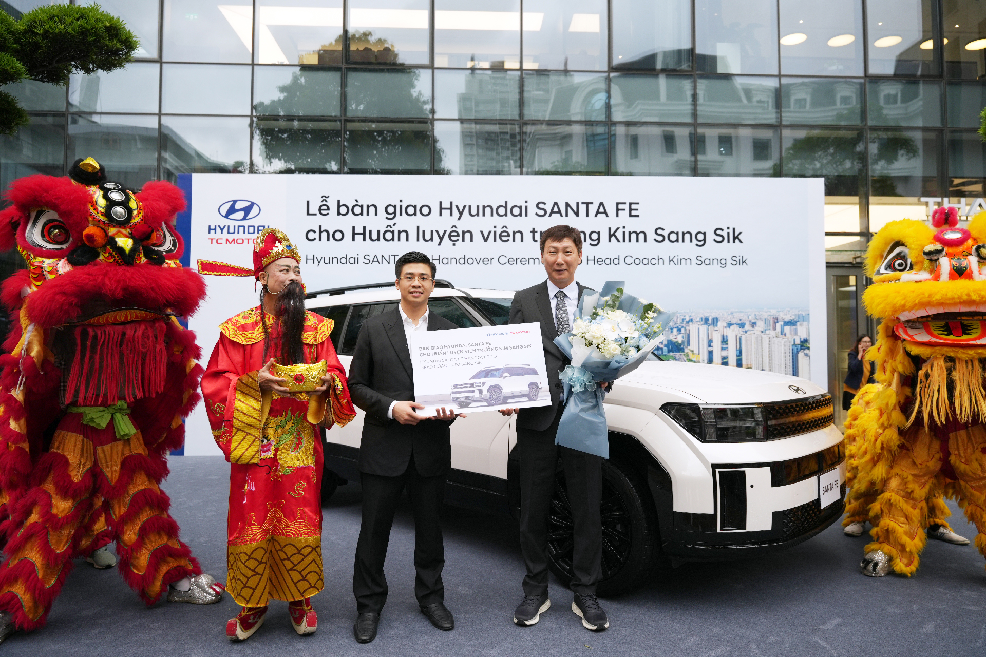 HLV Kim Sang-sik được tặng xe Hyundai Santa Fe- Ảnh 1. HLV Kim Sang-sik được tặng xe Hyundai Santa Fe- Ảnh 1.