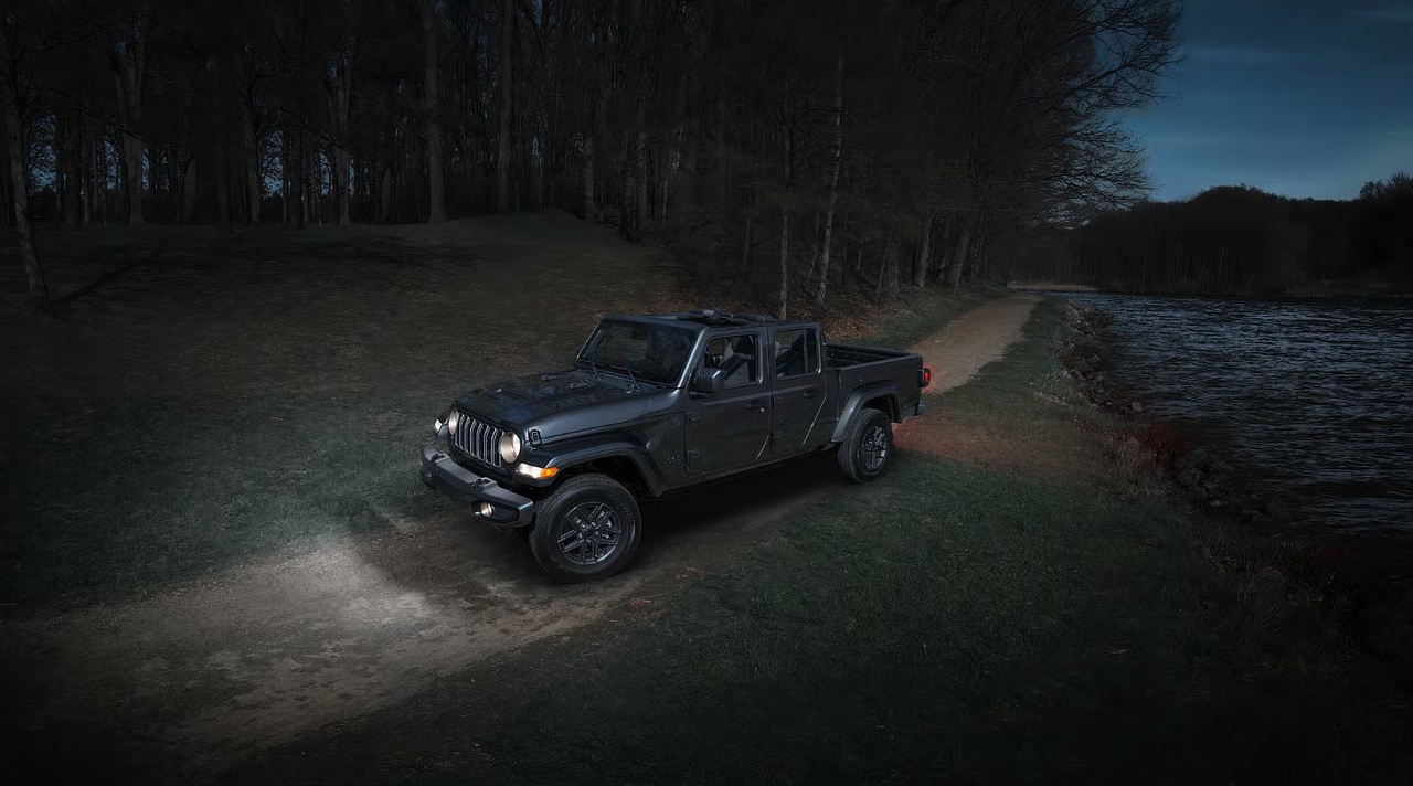 Phiên bản bóng đêm của Jeep Gladiator lộ diện- Ảnh 2. Phiên bản bóng đêm của Jeep Gladiator lộ diện- Ảnh 2.