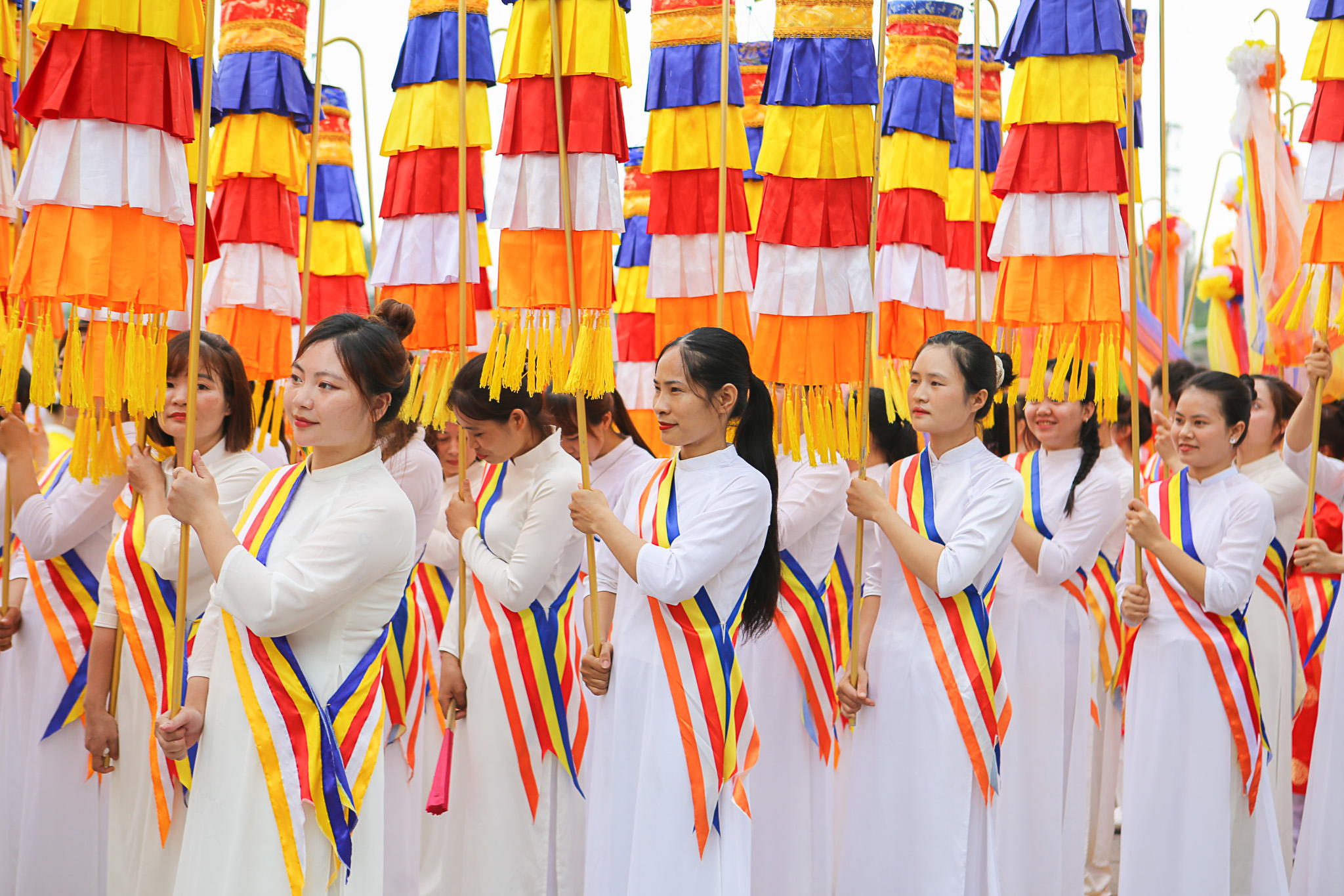 Hàng nghìn người đội mưa cung rước xá lợi Đức Phật về chùa Phúc Sơn- Ảnh 13. Hàng nghìn người đội mưa cung rước xá lợi Đức Phật về chùa Phúc Sơn- Ảnh 13.