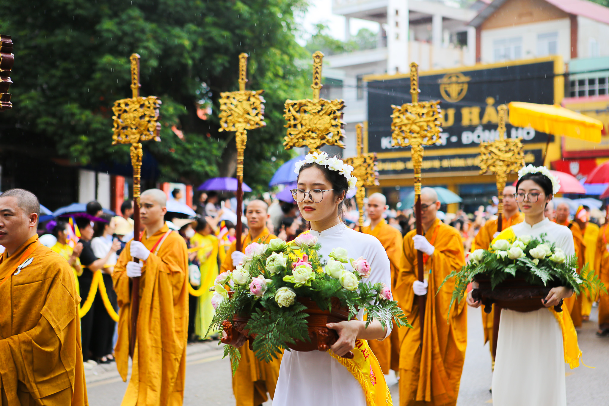 Hàng nghìn người đội mưa cung rước xá lợi Đức Phật về chùa Phúc Sơn- Ảnh 14. Hàng nghìn người đội mưa cung rước xá lợi Đức Phật về chùa Phúc Sơn- Ảnh 14.
