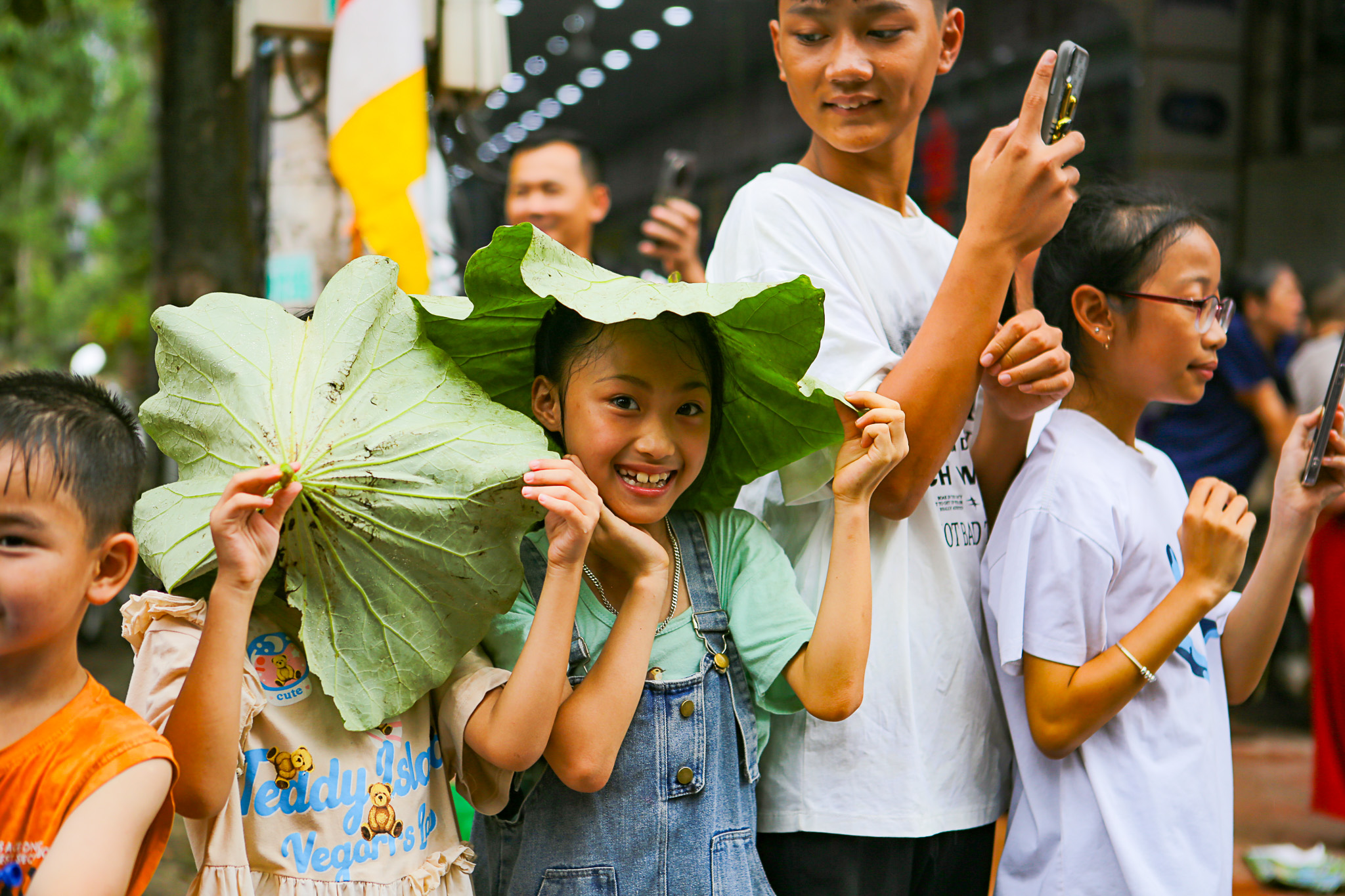 Hàng nghìn người đội mưa cung rước xá lợi Đức Phật về chùa Phúc Sơn- Ảnh 16. Hàng nghìn người đội mưa cung rước xá lợi Đức Phật về chùa Phúc Sơn- Ảnh 16.
