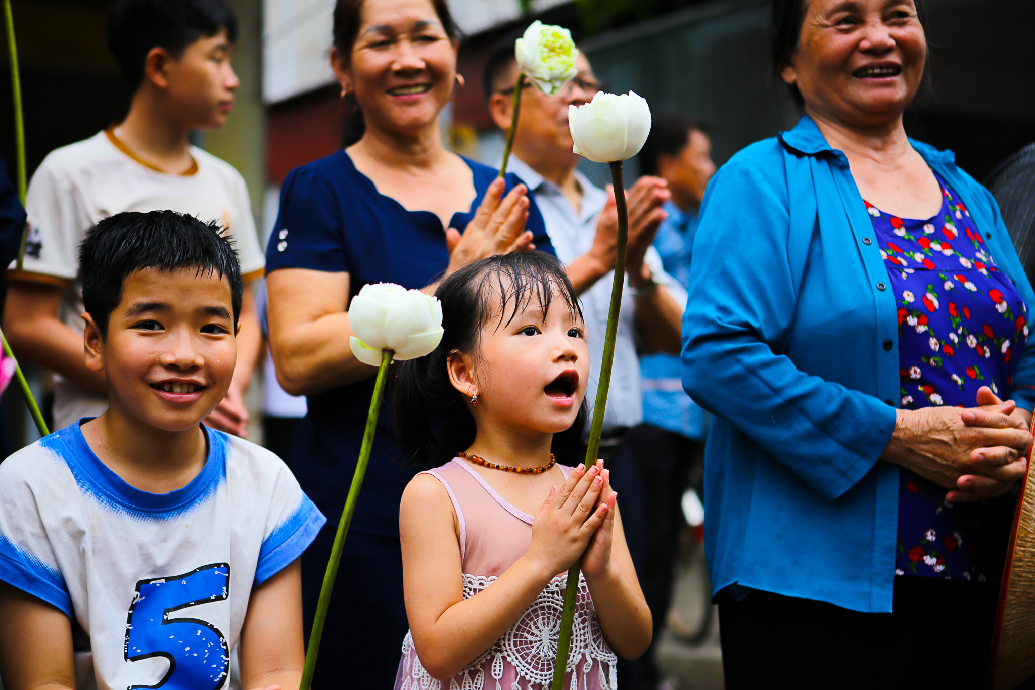 Hàng nghìn người đội mưa cung rước xá lợi Đức Phật về chùa Phúc Sơn- Ảnh 17. Hàng nghìn người đội mưa cung rước xá lợi Đức Phật về chùa Phúc Sơn- Ảnh 17.