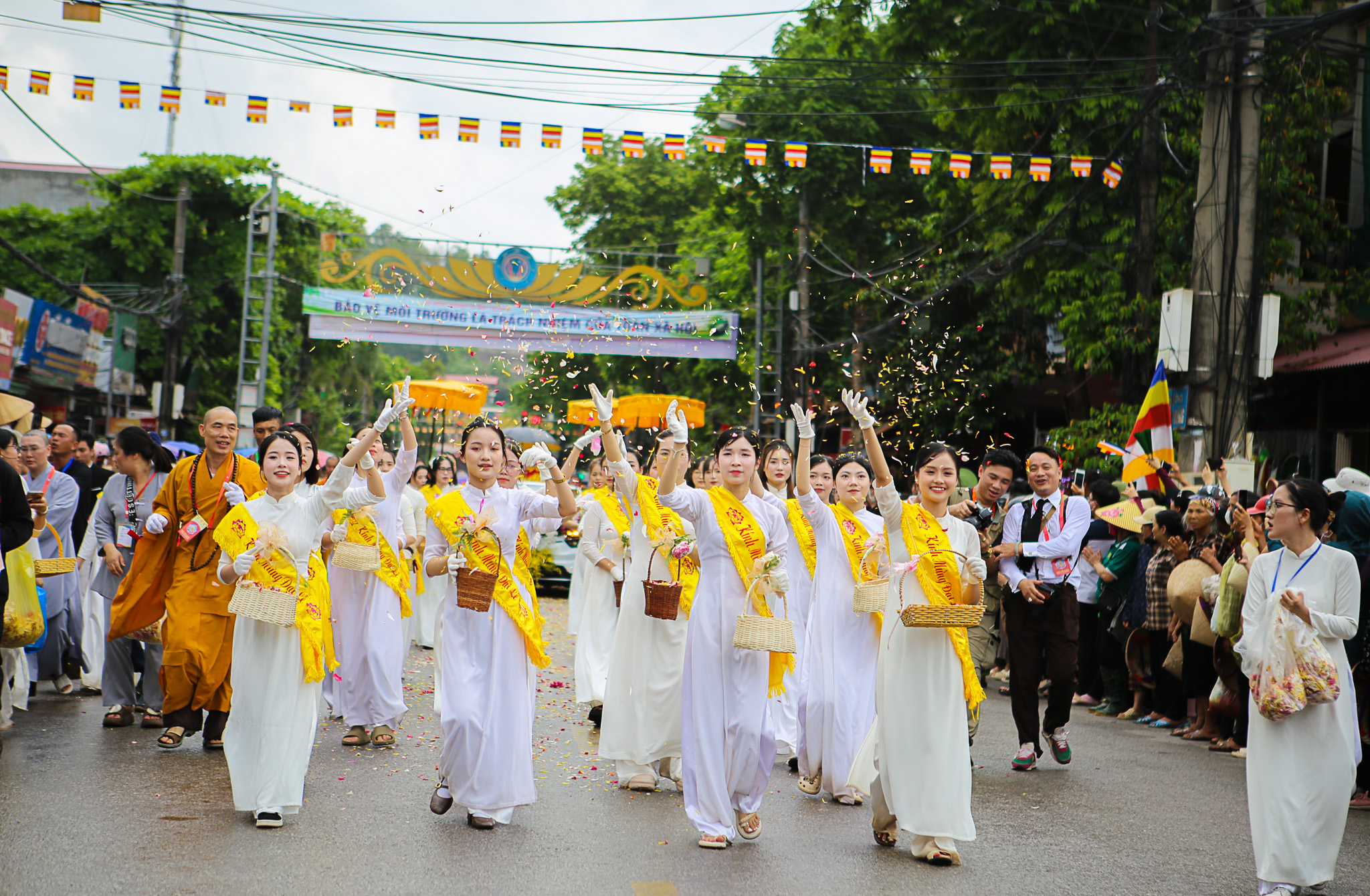 Hàng nghìn người đội mưa cung rước xá lợi Đức Phật về chùa Phúc Sơn- Ảnh 11. Hàng nghìn người đội mưa cung rước xá lợi Đức Phật về chùa Phúc Sơn- Ảnh 11.