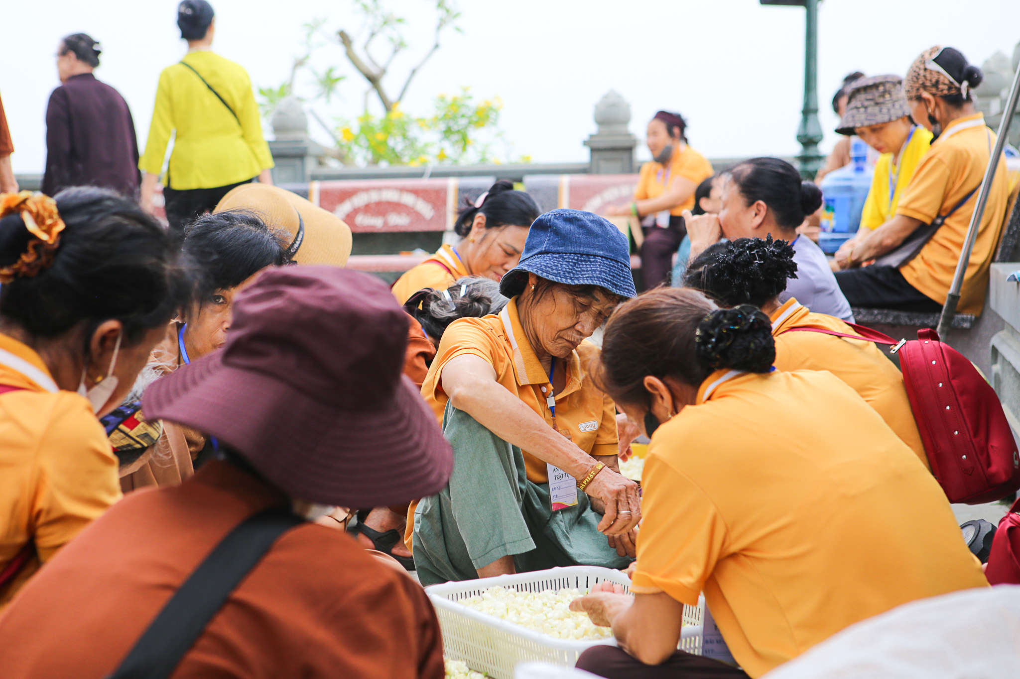 Hàng nghìn người đội mưa cung rước xá lợi Đức Phật về chùa Phúc Sơn- Ảnh 6. Hàng nghìn người đội mưa cung rước xá lợi Đức Phật về chùa Phúc Sơn- Ảnh 6.
