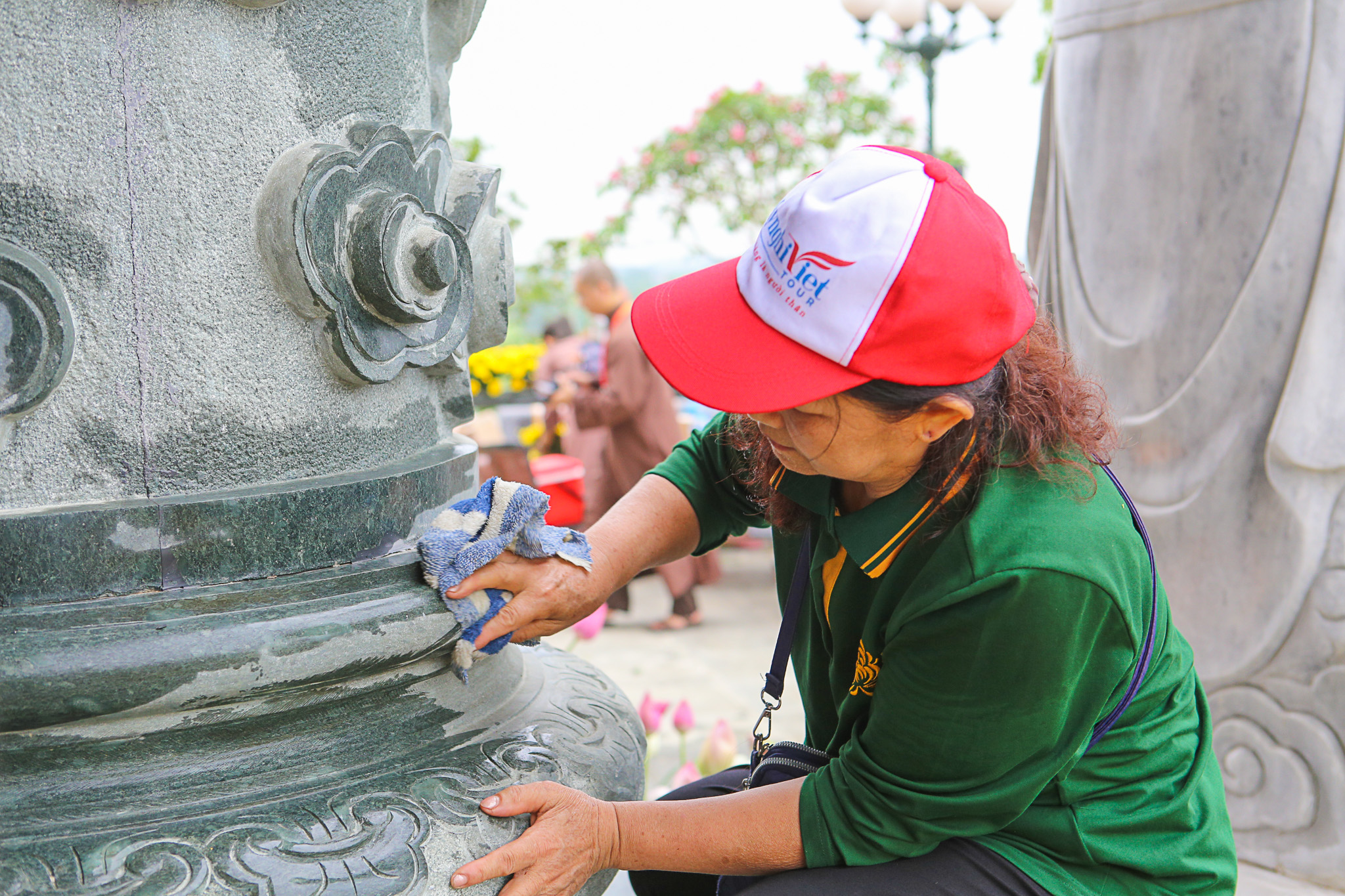 Hàng nghìn người đội mưa cung rước xá lợi Đức Phật về chùa Phúc Sơn- Ảnh 7. Hàng nghìn người đội mưa cung rước xá lợi Đức Phật về chùa Phúc Sơn- Ảnh 7.