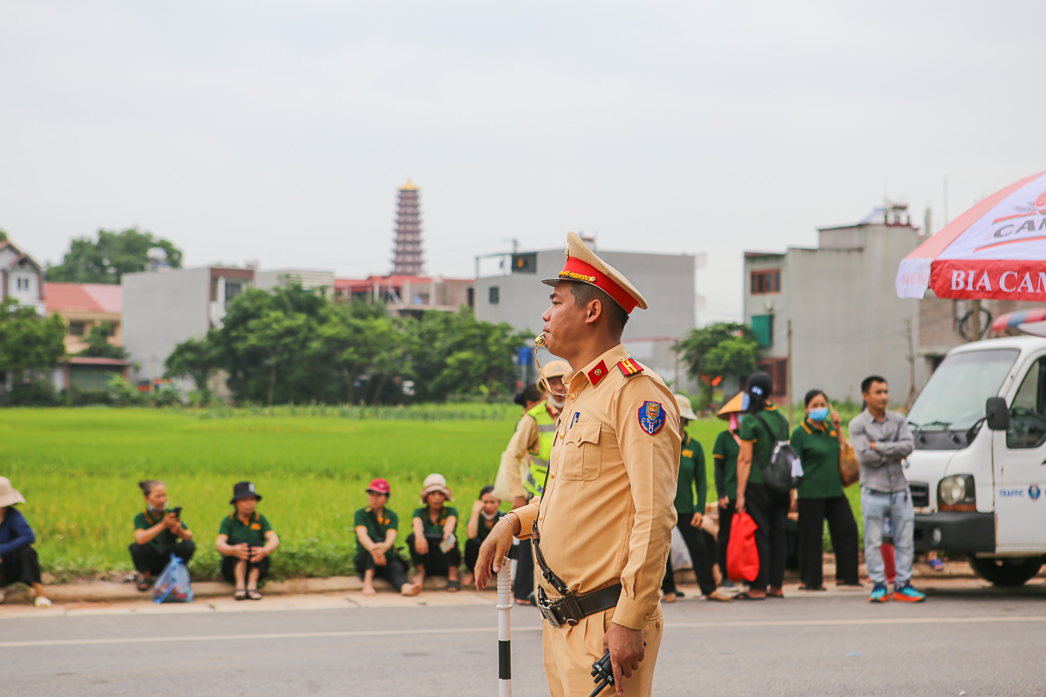 Hàng nghìn người đội mưa cung rước xá lợi Đức Phật về chùa Phúc Sơn- Ảnh 4. Hàng nghìn người đội mưa cung rước xá lợi Đức Phật về chùa Phúc Sơn- Ảnh 4.
