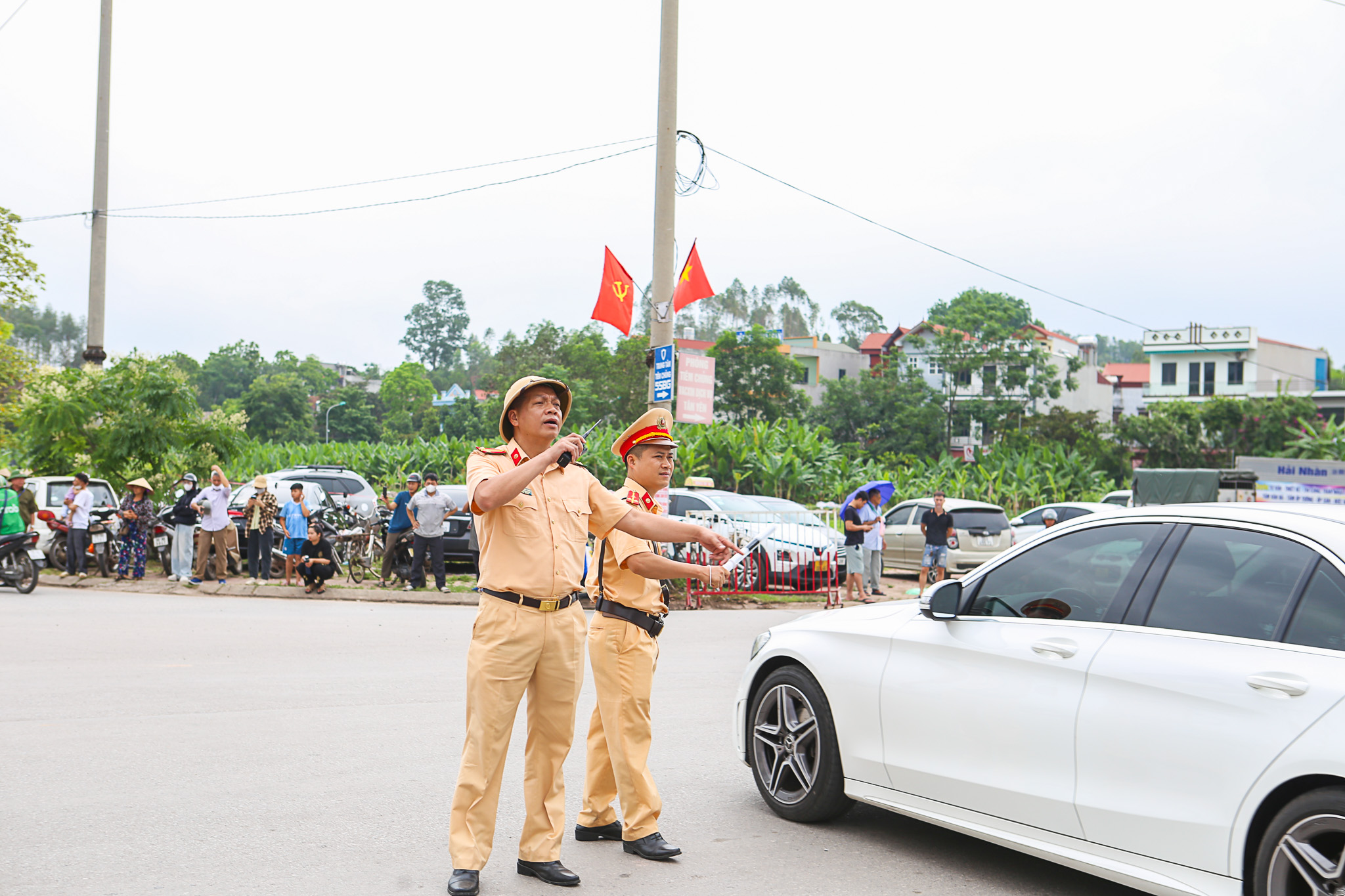 Hàng nghìn người đội mưa cung rước xá lợi Đức Phật về chùa Phúc Sơn- Ảnh 3. Hàng nghìn người đội mưa cung rước xá lợi Đức Phật về chùa Phúc Sơn- Ảnh 3.